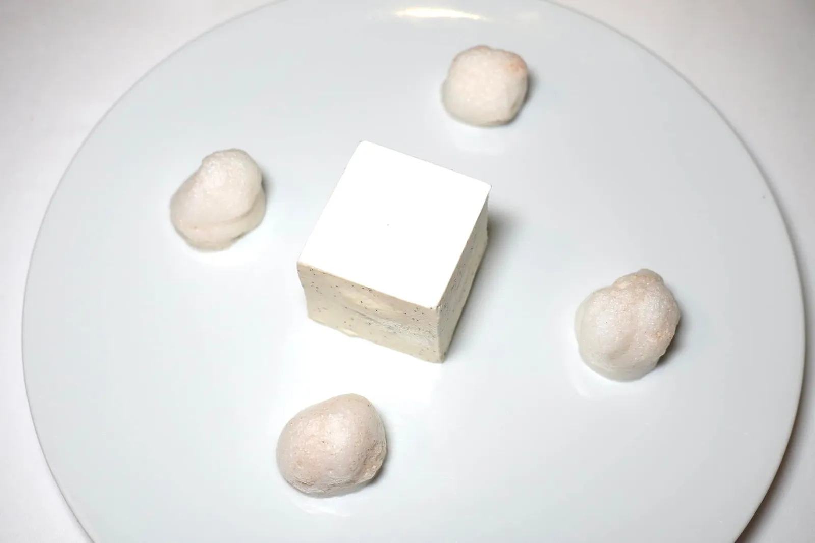 The White Millefeuille monochrome vanilla from Tahiti, jasmine, voatsiperifery สุดท้ายคือการเติม Voatsiperifery Foam Milk ที่ได้จากการนำ Voatsiperifery ซึ่งเป็นเครื่องเทศในกลุ่มพริกไทยจาก Madagascar ใส่ลงไปในน้ำนมเพื่อ Infused นานถึง 24 ชั่วโมงจนให้กลิ่นหอมเข้ากันดีกับความมันและครีมมี่ของนมเสริมมิติทางรสชาติ อโรมา และเนื้อสัมผัสกับ Millefeuille ได้อย่างไร้ที่ติ (20/20)
