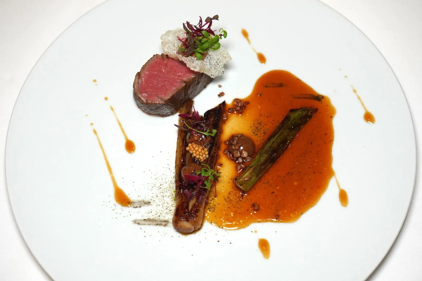 “Charolles AOP” Beef Charolles and ebony spices black garlic, smoked vanilla, Gédéo coffee, leeks Main Course จานแรกคือเนื้อวัวสายพันธุ์ชาร์โรเล่ส์ (Charlolles) เชฟ Anne-Sophie ตั้งใจนำไปหมักกับกาแฟ Gédéo, วานิลลารมควัน และกระเทียมดำจนให้กลิ่นหอมและรสชาติที่เข้มข้นจากนั้นจึงย่างแล้วเสิร์ฟมาที่ความสุกระดับ Medium Rare เสริมด้วยอโรมาของ Bay Leaf และ Black Sesame Oil ได้อย่างพอดิบพอดี (19/20)