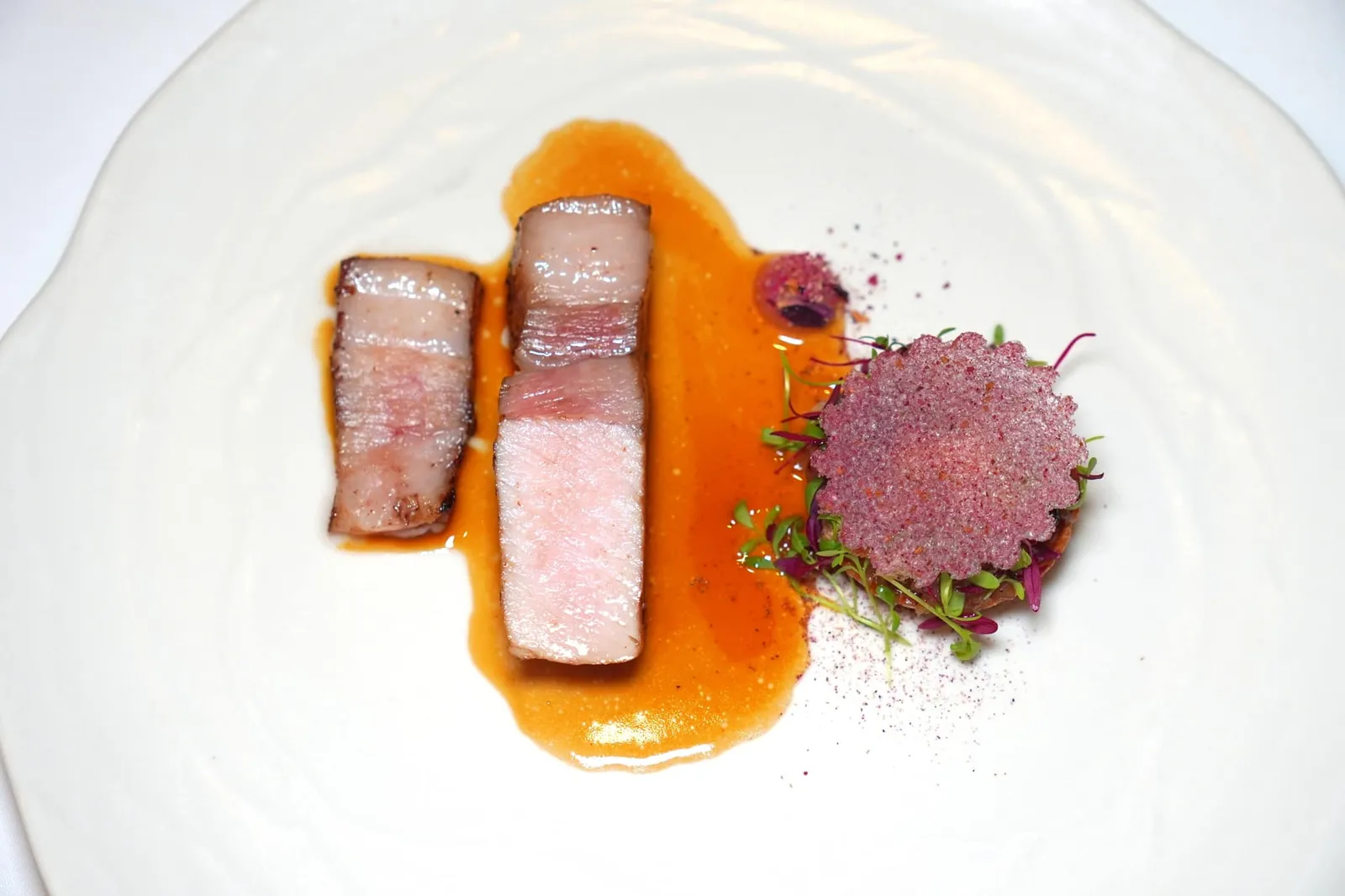 Pork chop Duroc & Mira valerian, rose, rhubarb อีกจานหนึ่งคือ Pork Chop ของหมูสายพันธุ์ Duroc ที่ผ่านการหมักใน Valerian ซึ่งเป็นสมุนไพรจำพวก Aromatic Herb และดอกกุหลาบให้อโรมาหอมเข้ากันดีกับเนื้อหมูได้อย่างน่าประหลาด ชั้นไขมันนุ่ม หอม ละลายในปาก ตรงกลางคือซอส Juice ช่วยเพิ่มความเข้มข้น (19/20)