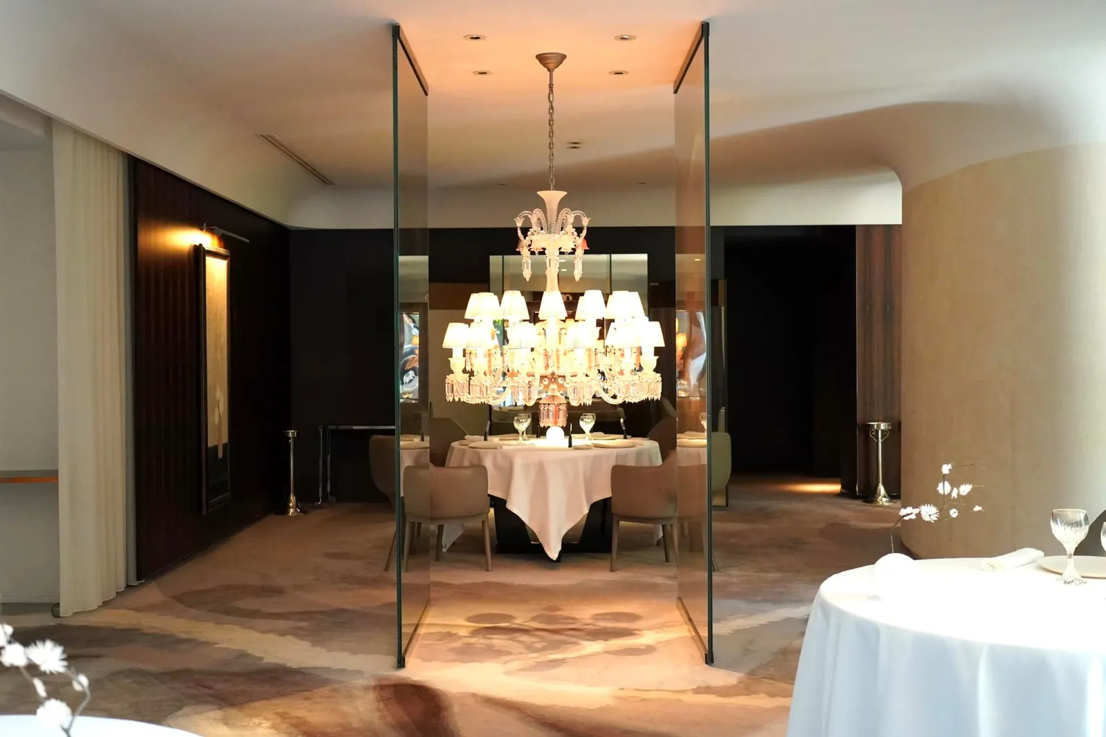 เดินตามทางเดินมาจนสุดจะพบกับ Crystal Chandelier ห้อยลงมาจากเพดานดูโดดเด่นเป็นสง่าขนาบข้างด้วยกระจกใสสูงจากพื้นจรดเพดาน
