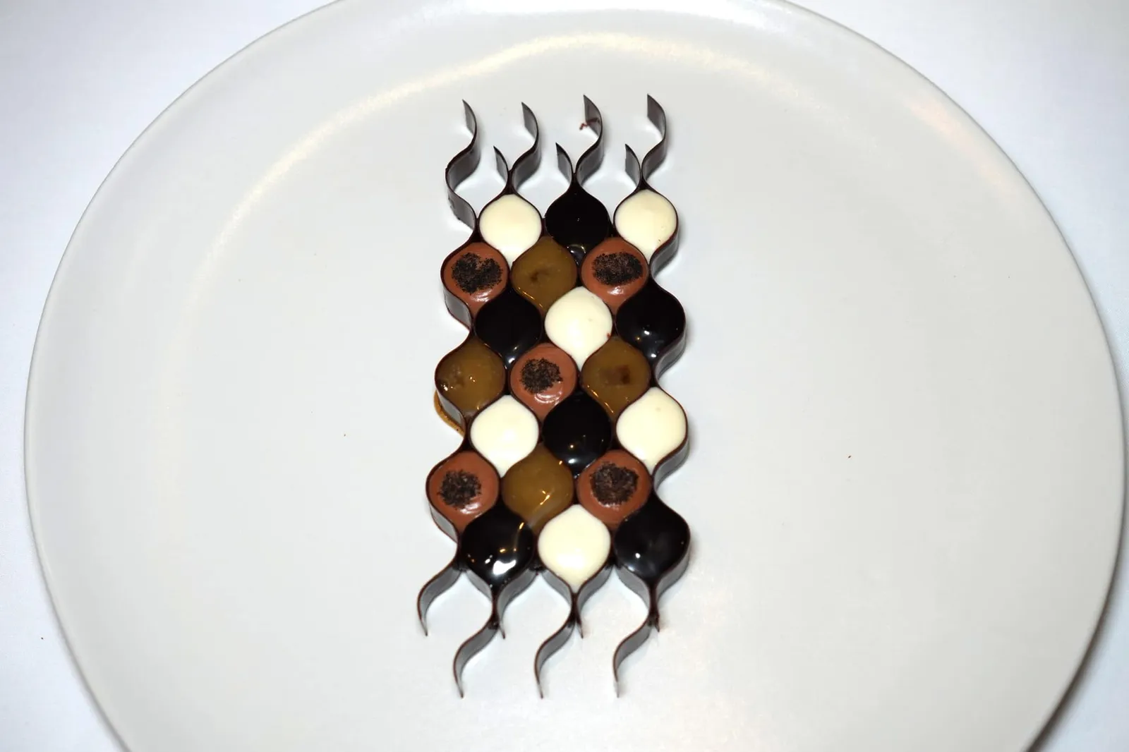 Chocolate honeycomb beyond the beehive hojicha, Cubeb, corsican bitter honey ในแต่ละช่องถูกเติมเต็มด้วยองค์ประกอบที่แตกต่างกันตั้งแต่ Hojicha Caramel, Corsican Honey Panna Cotta, Chocolate Ganache ที่มีอโรมาของ Cubeb (Piper cubeba) เครื่องเทศในกลุ่มพริกไทยที่เชฟใส่มาเพื่อเพิ่มอโรมาแต่ไร้ซึ่งรสเผ็ดแม้แต่น้อย สุดท้ายคือช็อกโกแลตรสชาติเข้มข้นจาก Corsica หมู่เกาะในทะเล Mediterranean ซึ่งเป็นเขตการปกครองของประเทศฝรั่งเศสนั่นเอง (20/20)