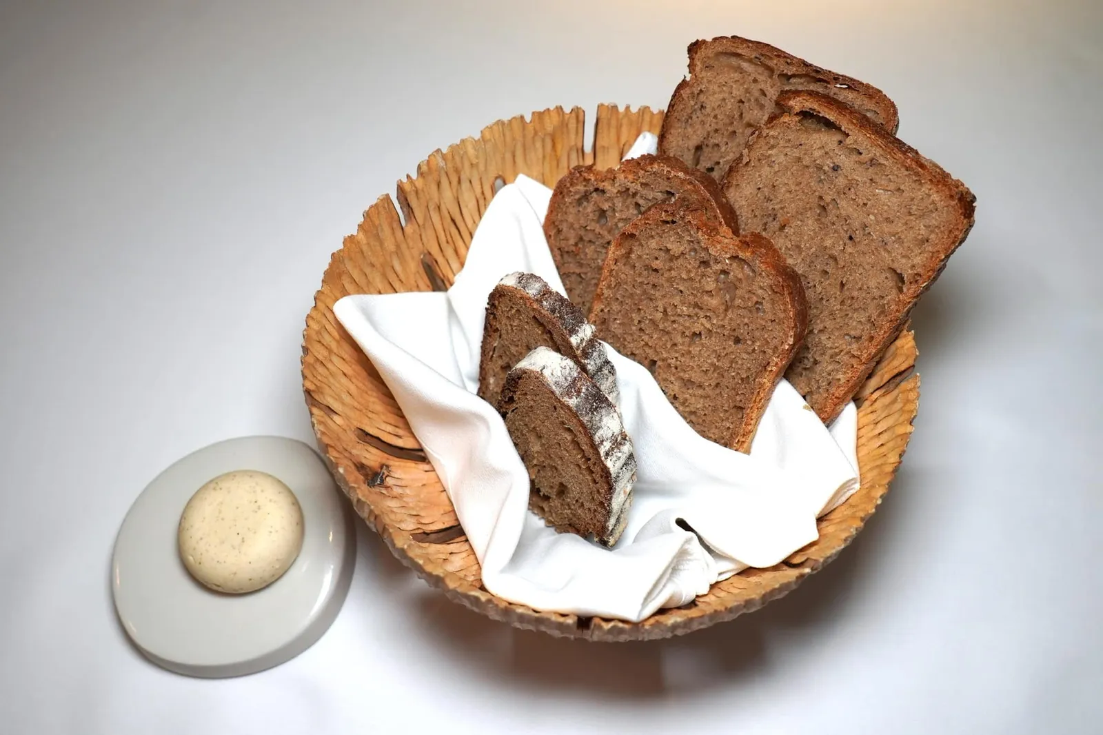 Bread and butter ระหว่างมื้ออาหารพนักงานนำเสิร์ฟขนมปังต่าง ๆ เริ่มต้นที่ชิ้นแรกเป็นขนมปังที่มีอโรมาของสาเก, ถั่วเหลือง และวานิลลา ชิ้นตรงกลางมีรสของเสาวรส ส่วนชิ้นสุดท้ายคือ Red Bread ที่มีรสชาติของ Talisker Whisky ข้างกันคือเนยที่มีกลิ่นหอมของ Voatsiperifery ซึ่งเป็นเครื่องเทศจาก Madagascar ที่มีความใกล้เคียงกับพริกไทยโดยลูกค้าสามารถขอเติมได้เรื่อย ๆ ตลอดมื้ออาหาร