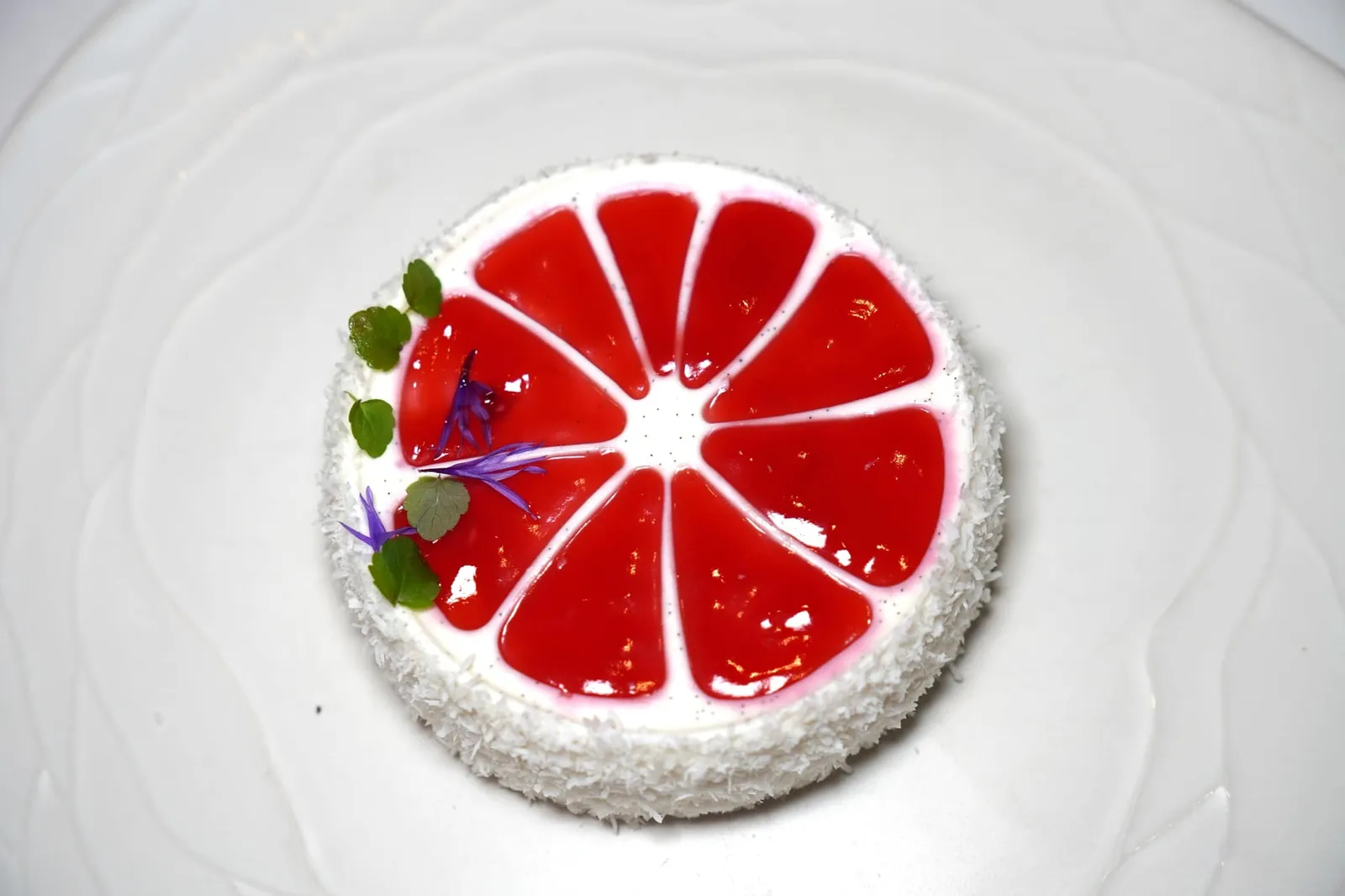 Complimentary Cake สำหรับใครที่ไปเฉลิมฉลองในโอกาสพิเศษอย่าลืมแจ้งตั้งแต่ตอนจองเพื่อรับขนมเค้กฟรี 1 ชิ้นโดยเชฟผสมผสานรสชาติของส้มโอ, ฟักทองน้ำเต้า และมะพร้าวลงไปนั่นเอง