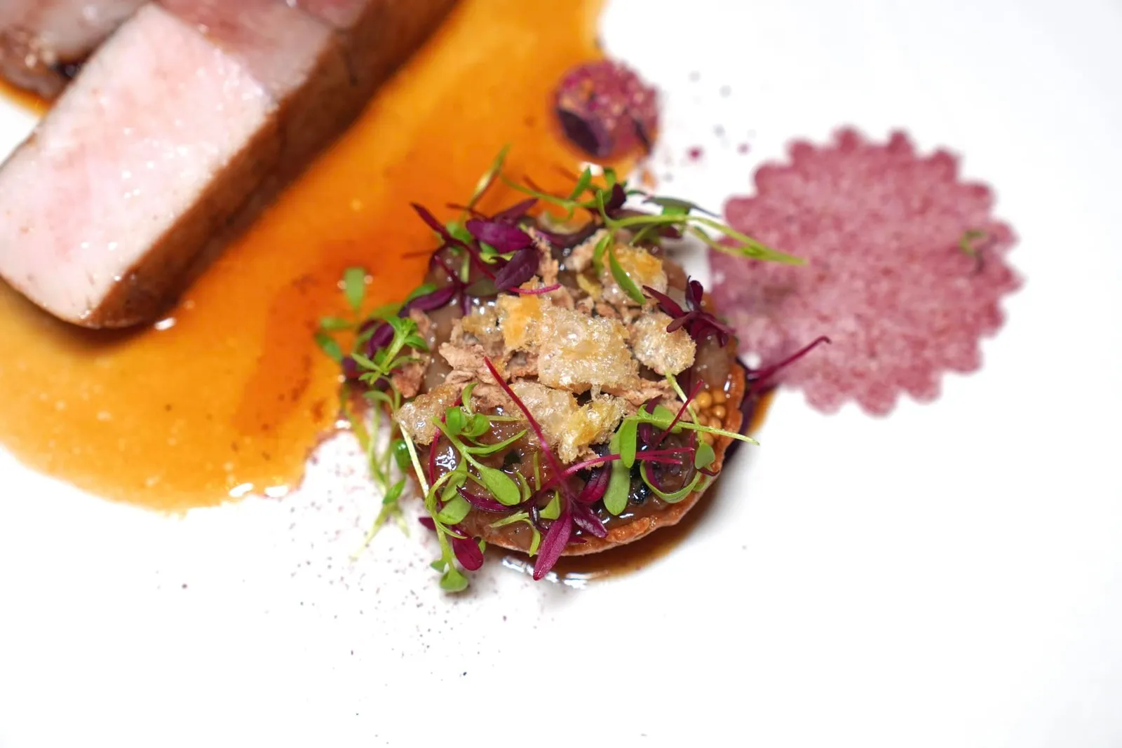 Pork chop Duroc & Mira valerian, rose, rhubarb ข้างกันคือ Tartelette ชิ้นจิ๋วที่บรรจุองค์ประกอบของบีทรูท, กุหลาบ, คากิ และชิ้นแคบหมูกรอบเบาตัดกันกับความนุ่มของเนื้อหมูจนก่อให้เกิดมิติทางเนื้อสัมผัสที่ดี (19/20)