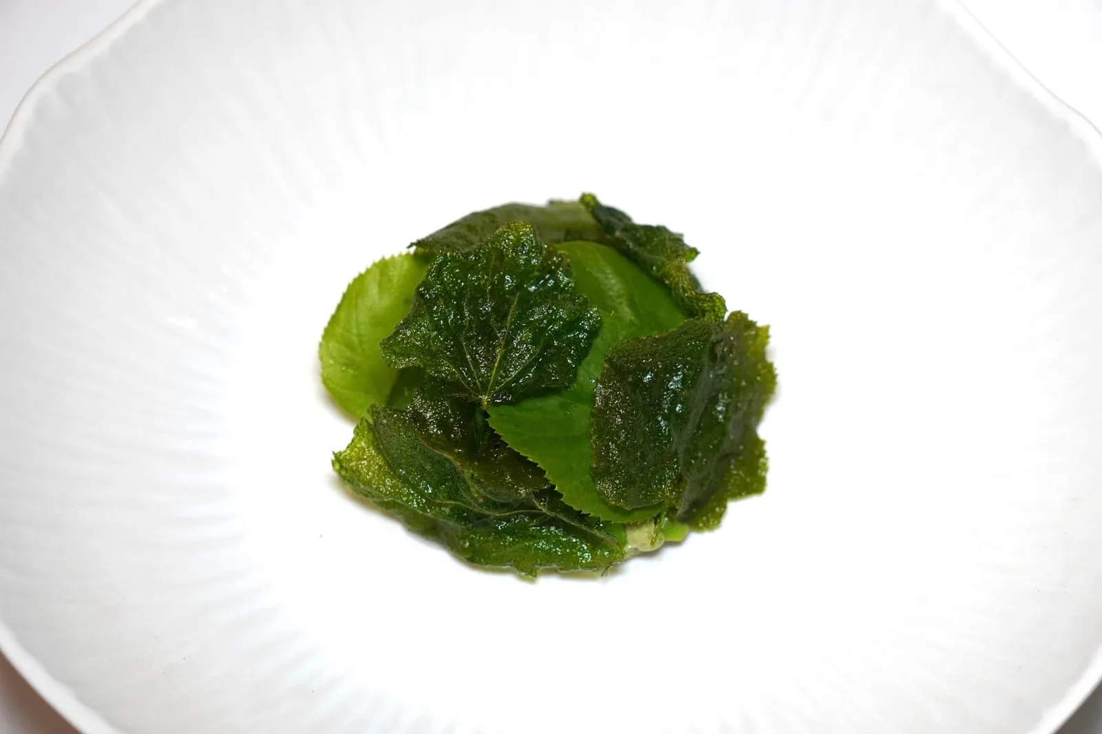 Garden peas pearls of the fine season linden, meadowsweet, tonka bean คอร์สแรกอย่างเป็นทางการคือ Green Peas Salad ที่เชฟ Anne-Sophie เปรียบเปรยว่าเป็นไข่มุกแห่งฤดูใบไม้ผลิ ถั่วที่คัดมาคุณภาพดีสังเกตจากความหวานและกรอบที่พอเหมาะ ด้านล่างคือองค์ประกอบคล้ายพานาคอตต้าทำมาจากนม (Used Milk Cheese) และองค์ประกอบของชาเขียวญี่ปุ่นให้ความครีมและรสชาติเปรี้ยวเบา ๆ (19/20)