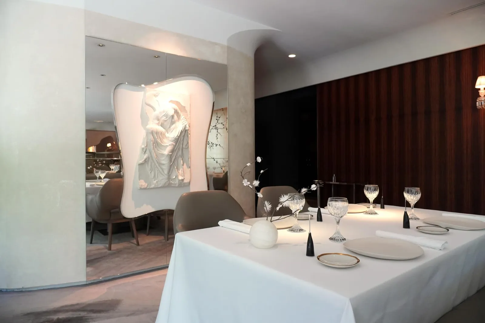 Maison Pic สามารถคว้ารางวัล 🌟🌟🌟 3 MICHELIN Stars กลับมาครองอีกครั้งตั้งแต่ปี 1939 พร้อมกับสร้างชื่อด้วย Signature Dish อย่าง Crayfish Gratin และ Poulardes en Vessie ทั้งยังได้รับการยกย่องให้เป็นห้องอาหารฝรั่งเศสที่ดีที่สุดในช่วงเวลานั้นเคียงคู่ไปกับ La Pyramide ของเชฟ Fernand Point (3 MICHELIN Stars ในขณะนั้น - ปัจจุบันคือ La Pyramide - Patrick Henriroux) และ La Côte d'Or (3 MICHELIN Stars ในขณะนั้น) ของเชฟ Alexandre Dumaine ซึ่งเราได้เขียนบทความรีวิวไปแล้วเช่นกัน