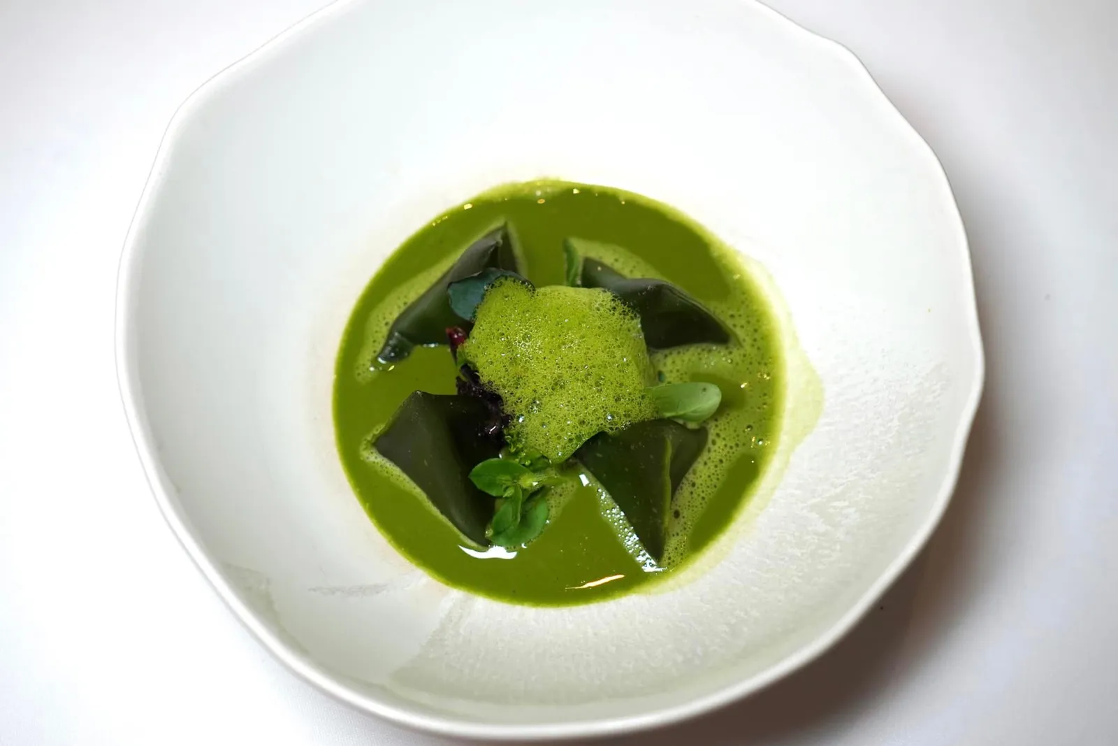 Les berlingots ©ASP viridescent gem Banon cheese, matcha, watercress Signature Dish ที่บ่งบอกถึงอัตลักษณ์และตัวตนของเชฟ Anne-Sophie Pic คือ Berlingots เมนูที่มีลักษณะเป็นพาสต้าทรงสามเหลี่ยมเตรียมจากองค์ประกอบที่แตกต่างกันออกไปในแต่ละห้องอาหารนั่นเอง สำหรับ Berlingots ที่ห้องอาหารเรือธงแห่งนี้เชฟผสมแป้งเข้ากันกับไข่แดง น้ำมันมะกอกและ Infused ด้วยชาเขียว Matcha จนได้สีเขียวเข้ม นำไปแช่เย็นนาน 1 ชั่วโมงแล้วรีดจนได้ความบาง 1 มิลลิเมตรเท่ากันทั้งแผ่น ด้านในบรรจุ Banon ชีสนมแพะจากพื้นที่แถบ Provence ผสมกันกับ Smoked Mascarpone ที่จะให้ความหอมและครีมมี่เข้ากันพอดีเมื่อผ่านความร้อนที่พอเหมาะ ซอสสีเขียวรอบ ๆ คือ Watercress Consommé ที่มีส่วนผสมของ Matcha และอโรมาของขิง (Ginger) และ Bergamot สุดท้ายคือการนำ Berlingots ไป Poached ในน้ำเกลือราว 2 นาที จัดวางลงจานพร้อมกันกับองค์ประกอบของ Matcha Butter ที่จะช่วยเชื่อมเนื้อสัมผัสของแต่ละองค์ประกอบเข้าด้วยกัน (20/20)