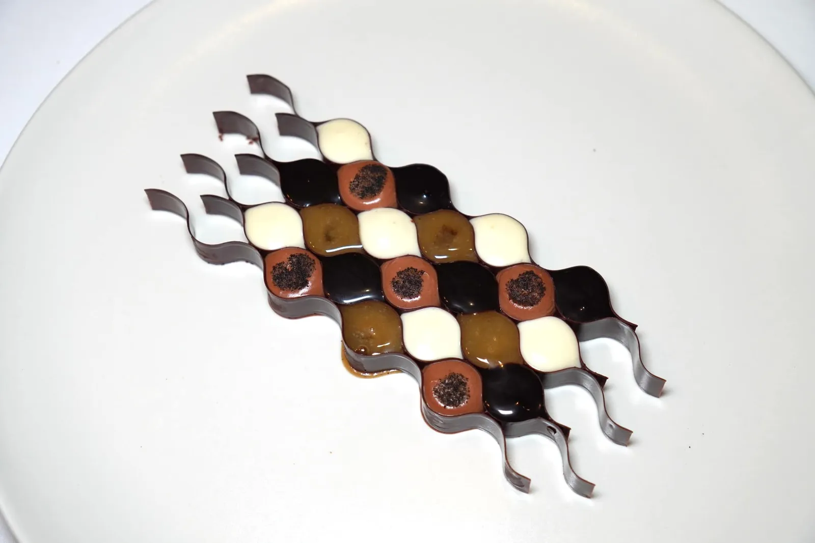 Chocolate honeycomb beyond the beehive hojicha, Cubeb, corsican bitter honey ของหวานจานแรกคือช็อกโกแลตที่วางเรียงตัวกันอย่างสวยงามจนดูคล้ายรังผึ้ง (20/20)