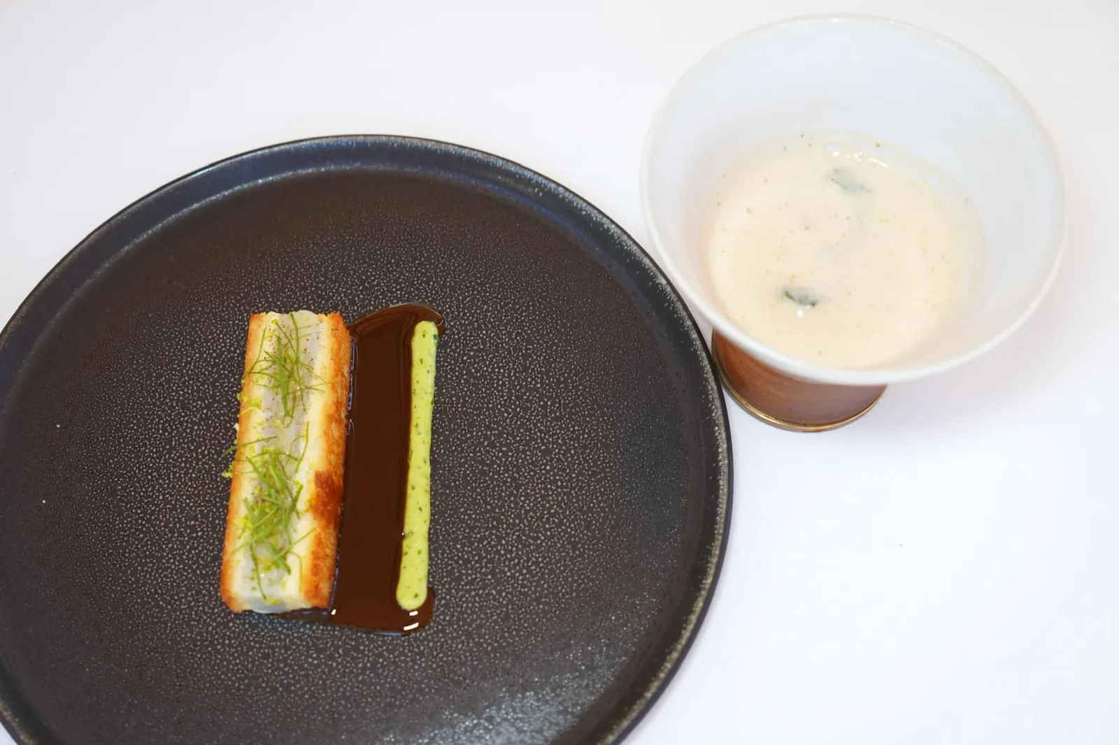 « Croque » Cod, tarragon creamy, “Memory” roast fish bone juice, onion, rocket salad, edge milk เชฟ Glenn Viel นำเสนอปลาค็อดโดยเตรียมออกมาให้มีความคล้ายคลึงกับเมนูง่าย ๆ อย่าง Croque Monsieur หรือที่ทุกคนอาจจะรู้จักกันในนามของแซนวิชแฮมชีส (17/20)