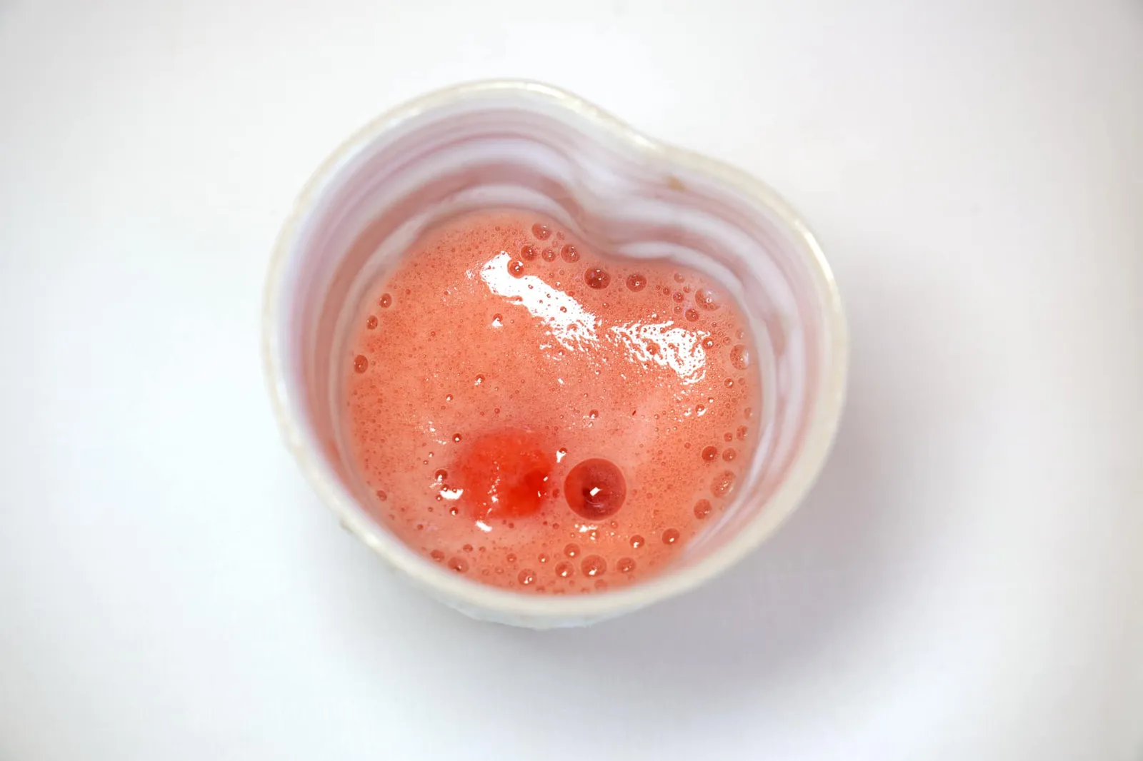Sun-sweetened strawberry skin, “Sweet” some herbs ข้างกันคือถ้วยเซรามิคที่บรรจุ Strawberry Granita และ Sparkling Strawberry Water เปรี้ยว ๆ ซ่า ๆ หอม ๆ ล้างปากดับคาวได้ดีมาก ๆ (20/20)