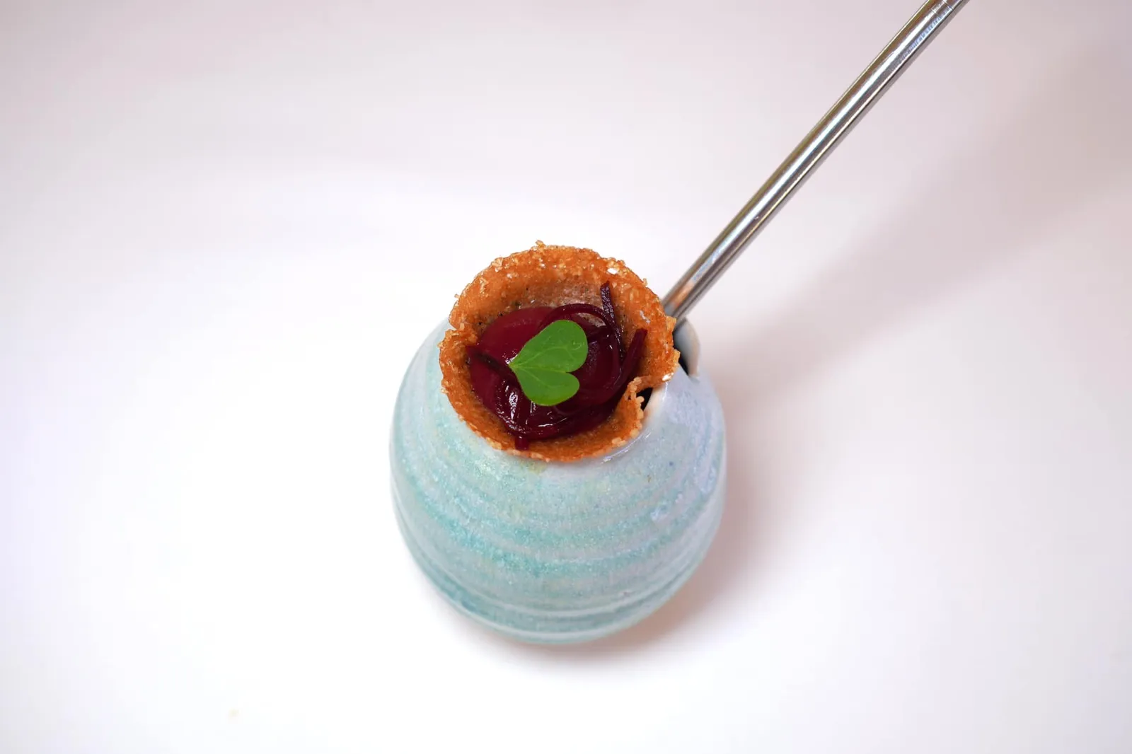 Transition, “Exchange” one vegetable, one fruit ล้างปากก่อนเข้าสู่ของหวานด้วย Pre-Dessert ที่ผสมผสานผักและผลไม้อย่างละ 1 ชนิดเข้าด้วยกันในที่นี้คือทาร์ตเล็ตบีทรูทบางกรอบ ด้านในคือ Purée ของบีทรูทและขิง ในถ้วยด้านล่างคือน้ำแอปเปิ้ลและบีทรูท อย่างไรก็ตามรสชาติของขิงดูจะเด่นชัดกว่าใคร (19/20)