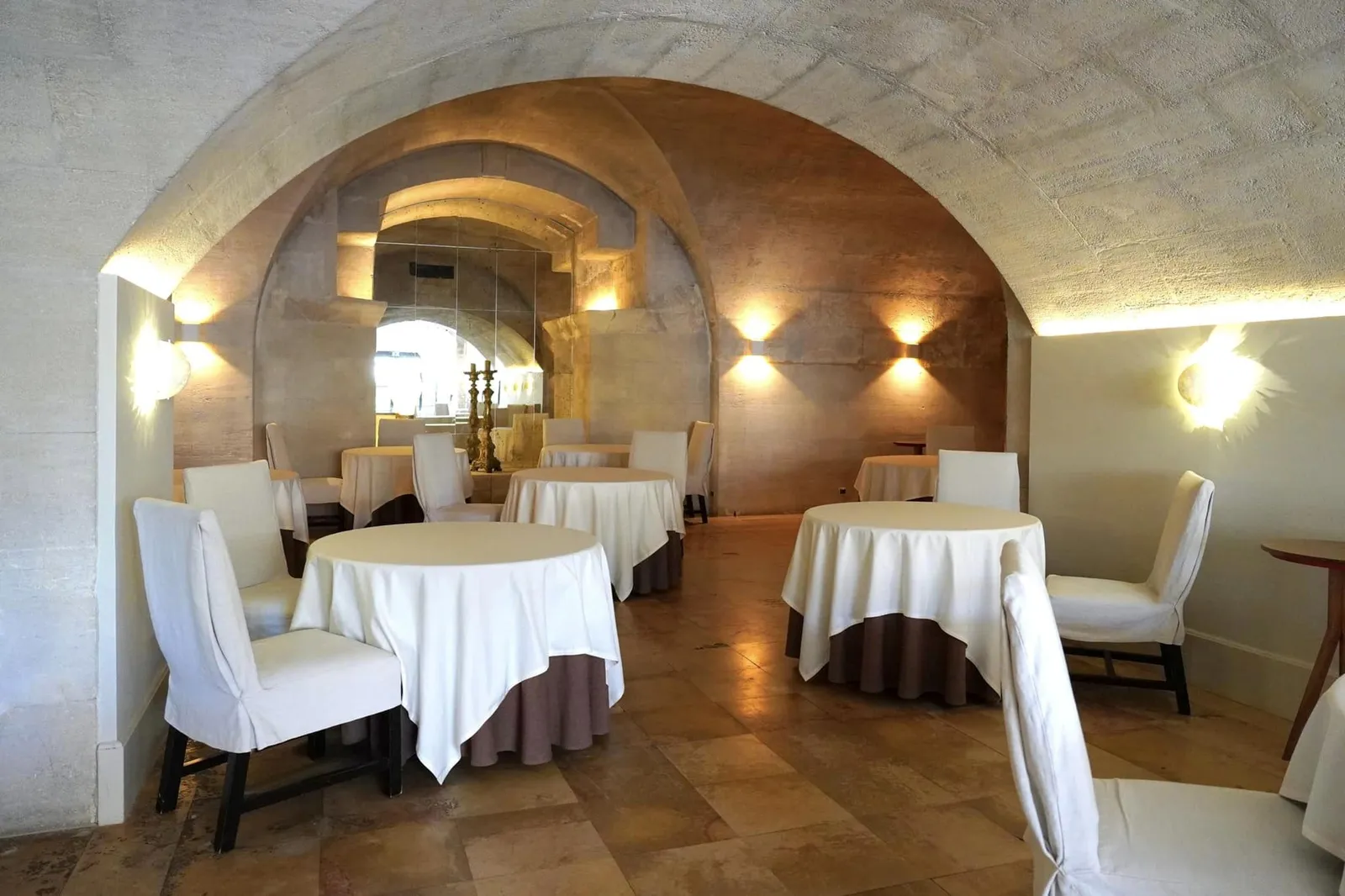 โต๊ะอาหารทุกตัวปูด้วยผ้าลินินสีขาวโดยมีเครื่องแก้วที่รังสรรค์โดยช่างเป่าแก้วอย่างคุณ Alban Gaillard นอกจากนี้ยังมีจานเซรามิค, ขวดน้ำมันมะกอก และถ้วยขนาดเล็กอันเป็นผลงานของช่างปั้นชื่อดัง Cécile Cayrol วางเตรียมเอาไว้อย่างเป็นระเบียบ
