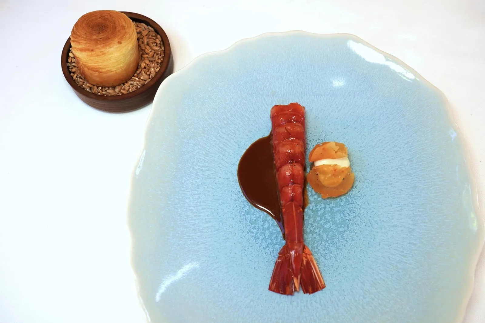 Grilled carabineros “Simplicity”, fennel pulp คอร์สนี้เชฟ Glenn Viel ตั้งใจนำเสนอกุ้งแดง Carabineros จากแหล่งจับที่ดีที่สุดแห่งหนึ่งของโลกคือเมือง Palamós ซึ่งตั้งอยู่ทางตะวันออกเฉียงเหนือติดกับทะเล Mediterranean ในประเทศสเปนนั่นเอง (20/20)