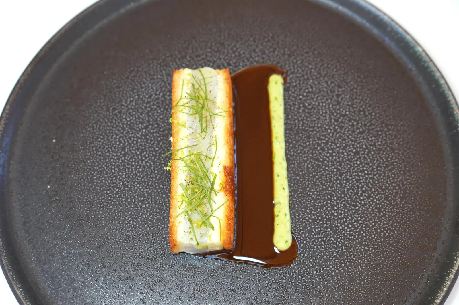 « Croque » Cod, tarragon creamy, “Memory” roast fish bone juice, onion, rocket salad, edge milk ชิ้นปลาค็อดหนานุ่มถูกประกบด้วยเลเยอร์ของขนมปังกรอบบาง ๆ ทำให้เกิดมิติทางเนื้อสัมผัส ข้างกันคือซอสสีเข้มทำมาจากหัวหอมและกระดูกปลาเผา ซอสสีเหลืองนวลคือ Creamy Tarragon Mayonnaise หอมมันแต่ไร้ซึ่งความเลี่ยน (17/20)