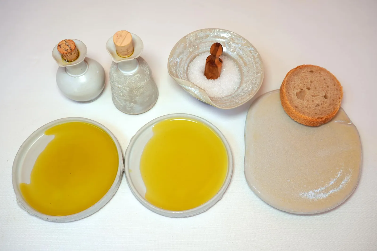 Bread, Salt and Olive Oil จากนั้นพนักงานจะนำเสนอขนมปัง Brioche จับคู่กับเกลือและน้ำมันมะกอก 2 ชนิดจากพื้นที่ระหว่าง Les Baux-de-Provence และ Saint-Rémy-de-Provence โดยชนิดหนึ่งเป็นน้ำมันมะกอกแบบปกติและอีกชนิดหนึ่งคือน้ำมันมะกอกที่ผ่านการหมักบ่มนาน 5 วันเสิร์ฟมาในจานเซรามิค, ขวดน้ำมันมะกอก และถ้วยขนาดเล็กรังสรรค์โดยช่างปั้นชื่อดัง Cécile Cayrol นั่นเอง