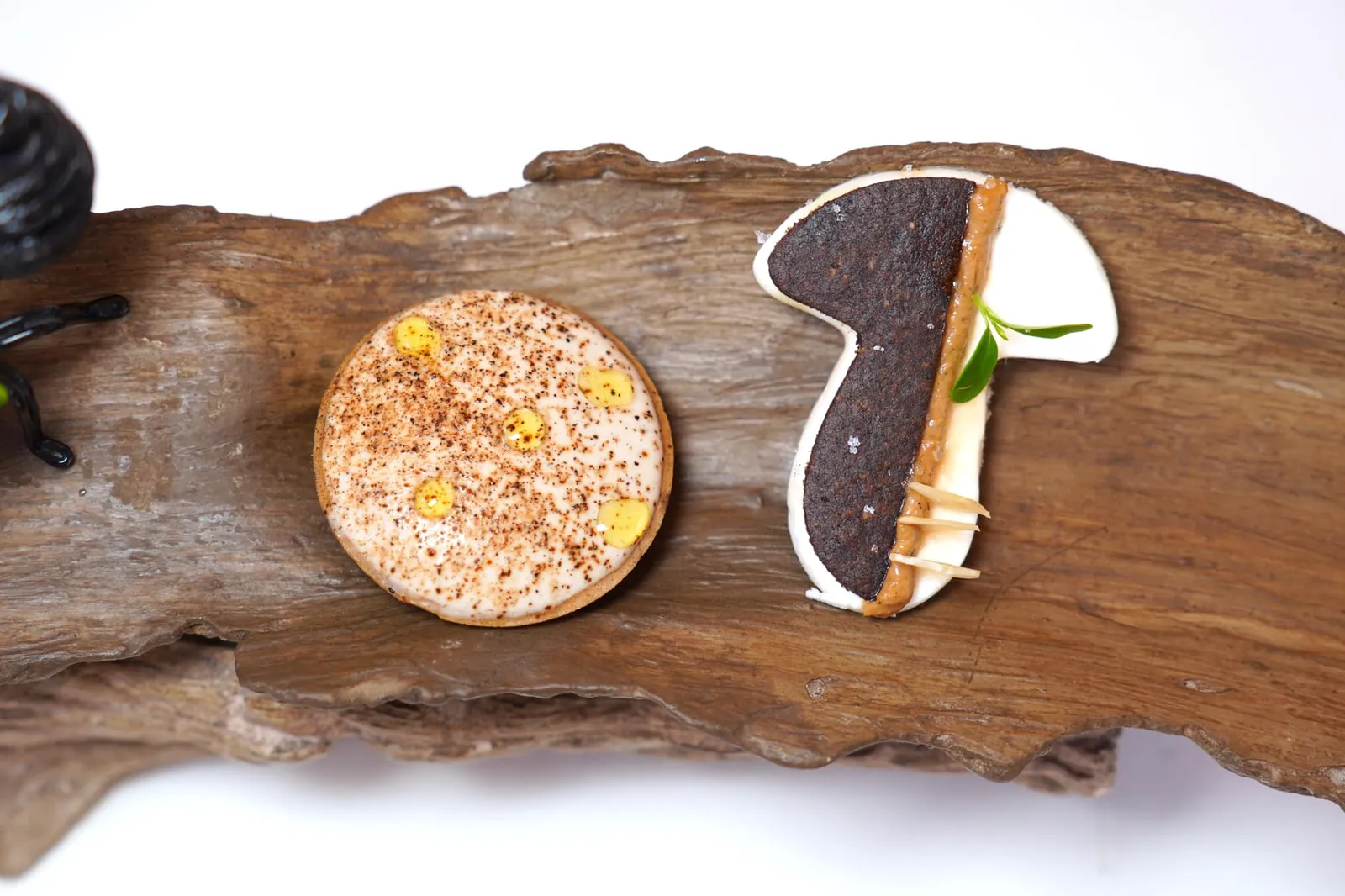 Mises en bouche ต่อด้วย Mushroom Tartelette มีลักษณะเป็นมินิทาร์ตแป้งบางกรอบ ด้านในคือองค์ประกอบของปลาไหลรมควันและถั่วลิสง สุดท้ายคือ Mushroom Biscuit จับคู่กับ Nutty Aroma ของถั่ว Hazelnut (19/20)