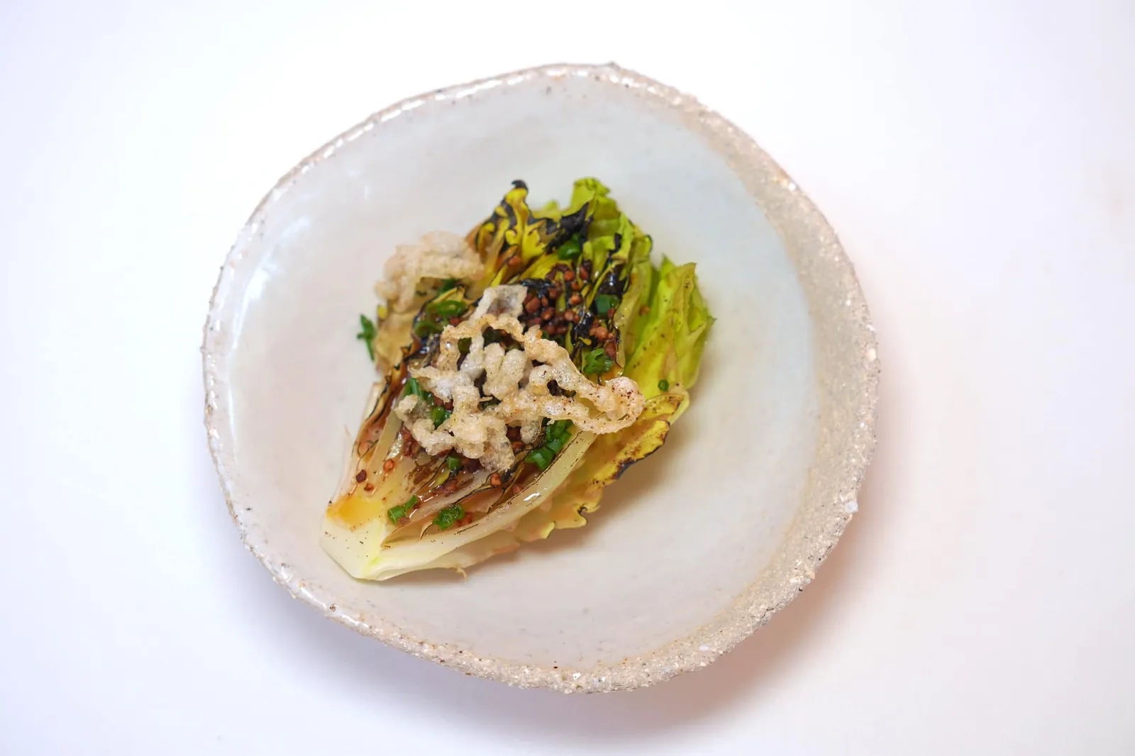 Leaf after leaf of pig, “Regressive” lettuce for refreshment ข้างกันคือสลัดผักกาดราดด้วย Vinaigrette ช่วยเรียกความสดชื่นก่อนเข้าสู่คอร์สชีส (17/20)