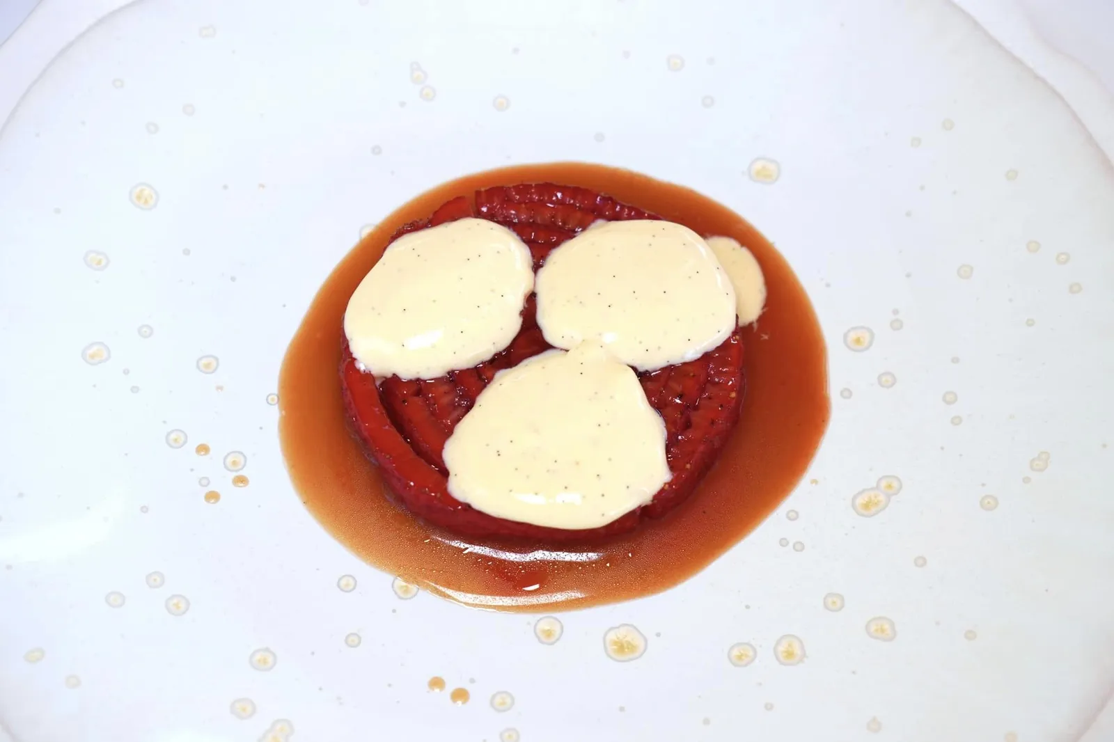 Sun-sweetened strawberry skin, “Sweet” some herbs เริ่มต้นจากองค์ประกอบหลักคือผิวสตรอว์เบอร์รี่เตรียมมาได้อย่างไร้ที่ติ มีความนุ่มละมุน จับคู่กับ Balsamic Reduction ข้น ๆ (20/20)
