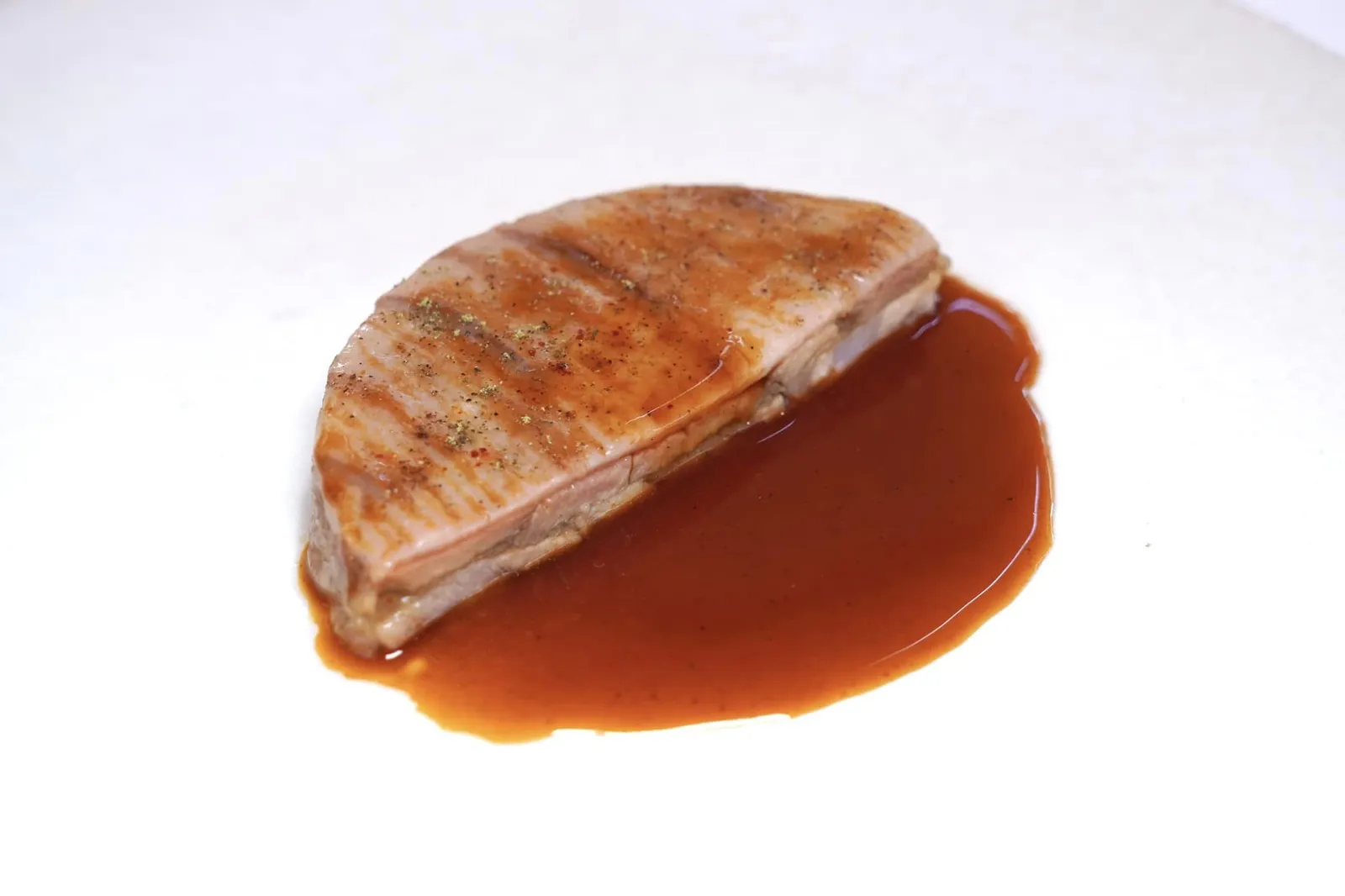 Leaf after leaf of pig, “Regressive” lettuce for refreshment แผ่นเนื้อหมูบาง ๆ ถูกวางเรียงต่อกันเป็นชั้น ๆ จนดูคล้าย Millefeuille ที่เนื้อสัมผัสดีมาก ๆ เพราะทั้งนุ่มและเคี้ยวง่าย ราดด้วยน้ำซอสที่เตรียมจากลูกหมูและข้าวโพดรสชาติเข้มข้น (17/20)