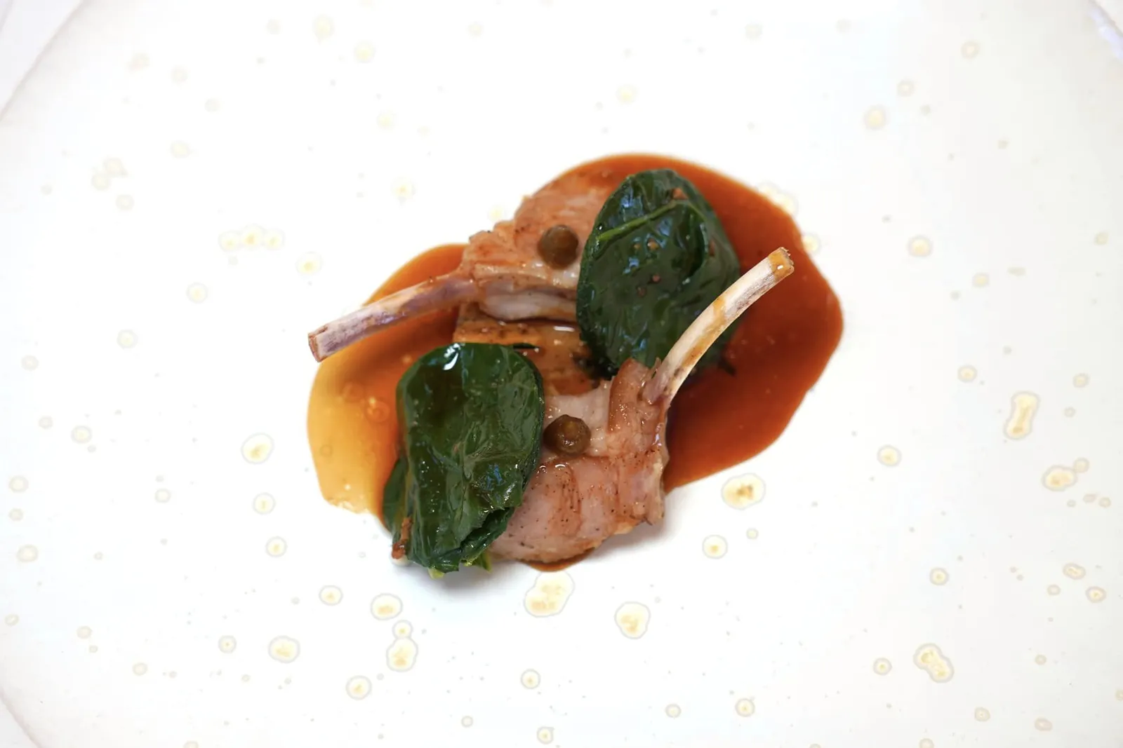 Milk-fed lamb, “Tenderness” spinach against each other and seaweed, « Marinière » lamb juice เนื้อลูกแกะนุ่ม ไร้ซึ่งกลิ่นสาบตัดกันกับเนื้อสัมผัสของชิ้นผักโขม น้ำซอสเตรียมออกมาค่อนข้างข้นเสริมด้วยความอุมามิของสาหร่ายและมะเขือเทศ (18/20)