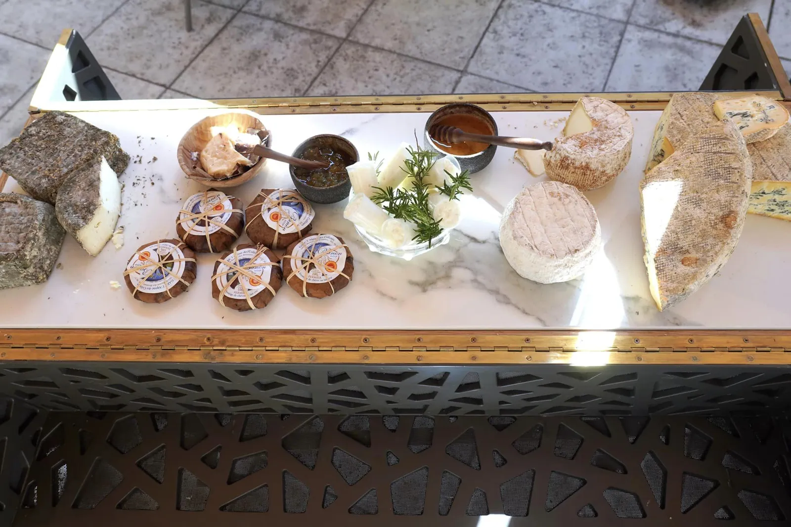 Cheese trolley ถัดมาคือ Cheese Trolley นำเสนอชีสท้องถิ่นมากมายจากพื้นที่แถบ Provence และชีสจากต่างภูมิภาคอีกเล็กน้อย มีทั้ง Blue Cheese และ Goat Cheese หลายชนิด