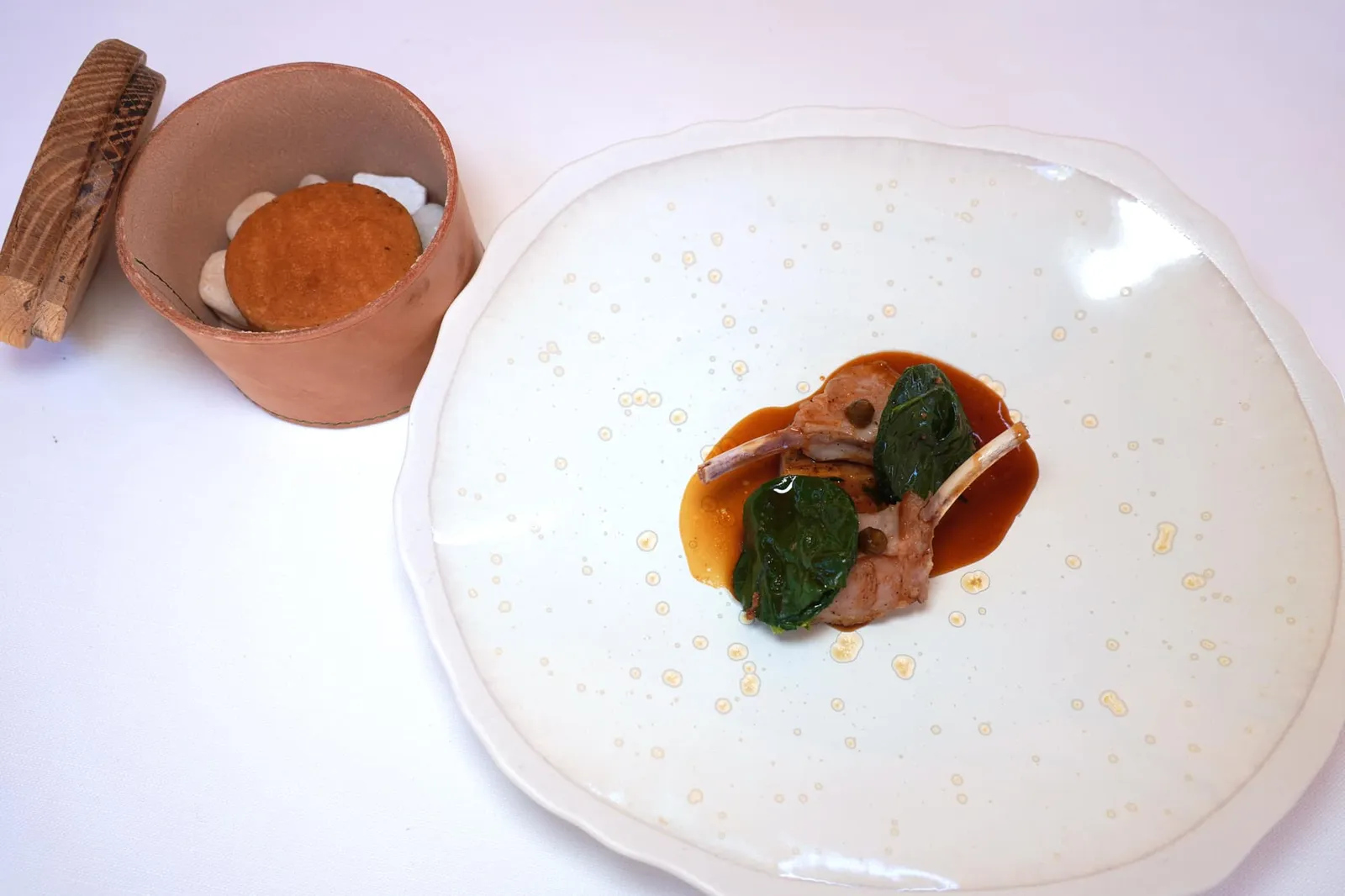 Milk-fed lamb, “Tenderness” spinach against each other and seaweed, « Marinière » lamb juice จานนี้คือเนื้อซี่โครงลูกแกะเลี้ยงด้วยน้ำนมนำเข้าจากประเทศสเปนท็อปด้านบนด้วย Tomato Cream ให้รสชาติเปรี้ยวอุมามิของมะเขือเทศ ด้านล่างรองด้วยเนื้อแกะติดมัน เชฟเสิร์ฟมาคู่กันกับ Marinière Lamb Jus มีลักษณะเป็นซอสเข้มข้นที่ขึ้นมาจากหอยแมลงภู่ สาหร่าย และลูกแกะ สุดท้ายคือชิ้นผักโขมที่วางเรียงเป็นชั้น ๆ นั่นเอง (18/20)