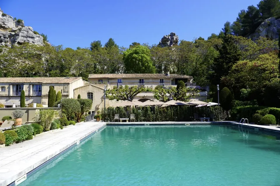 สำหรับใครที่เลือกเข้าพักสามารถเพลิดเพลินไปกับโรงแรมในเครือ Relais & Châteaux ซึ่งประกอบไปด้วยห้อง Classic, Deluxe, Deluxe with Terrace, Junior Suite, Suite และ Prestige จำนวนรวมกัน 55 ห้อง