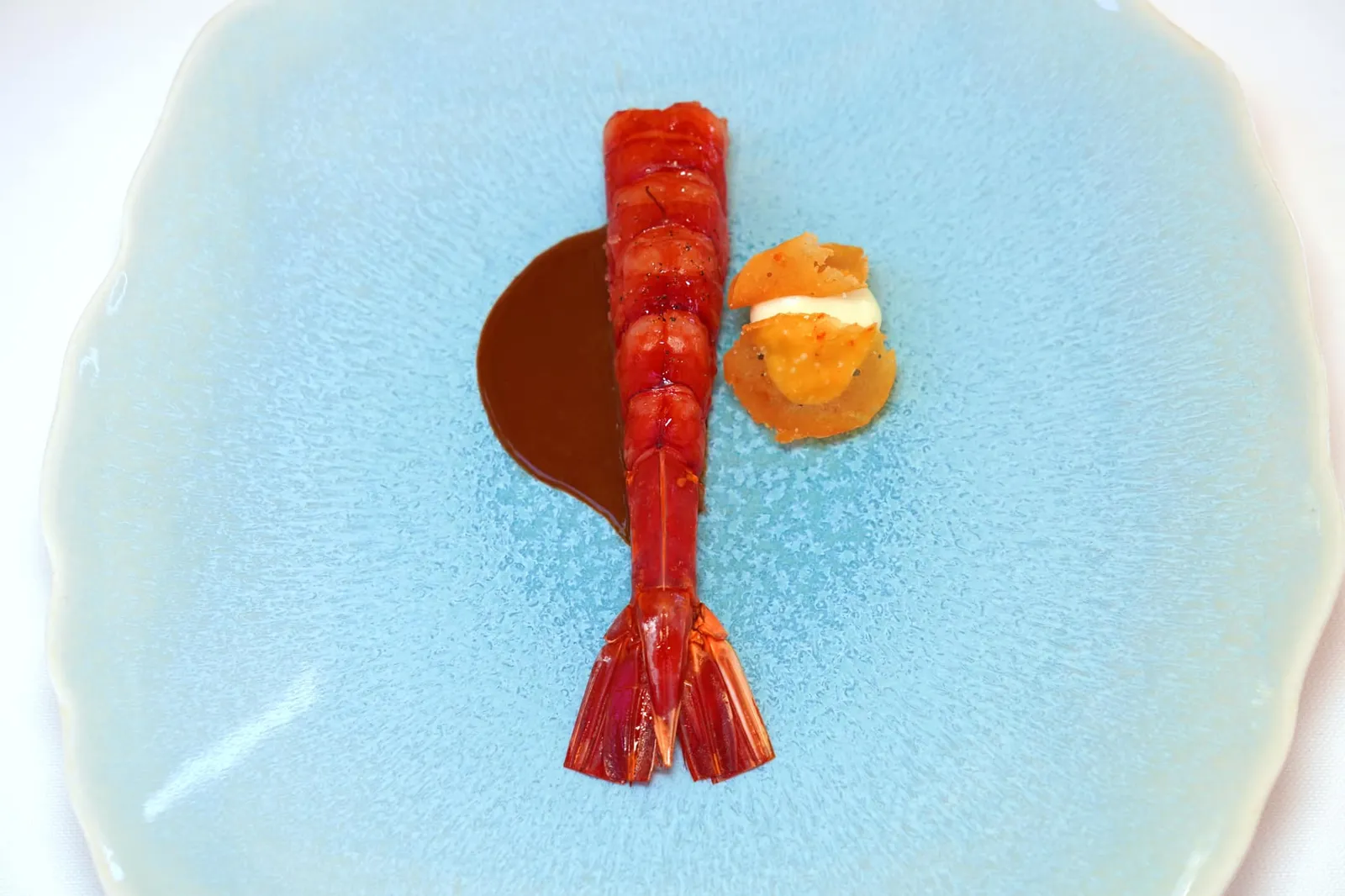 Grilled carabineros “Simplicity”, fennel pulp เชฟย่างมาสุกกำลังสีให้สีสันแดงสดดูรับประทาน เมื่อตักเข้าปากพบว่าเนื้อกุ้งนุ่มละมุนและมีความหวานโดดเด่นโดยธรรมชาติ ข้างกันคือ Fennel Cream รองอยู่ด้านล่างท็อปด้วย Olive Oil และ Lemon Cream ที่ด้านบน จากนั้นพนักงานจะเทราดซอสที่ทำมาจากมันส่วนหัวกุ้งแดงรสชาติเข้มข้นลงไปอีกฝั่งหนึ่ง (20/20)