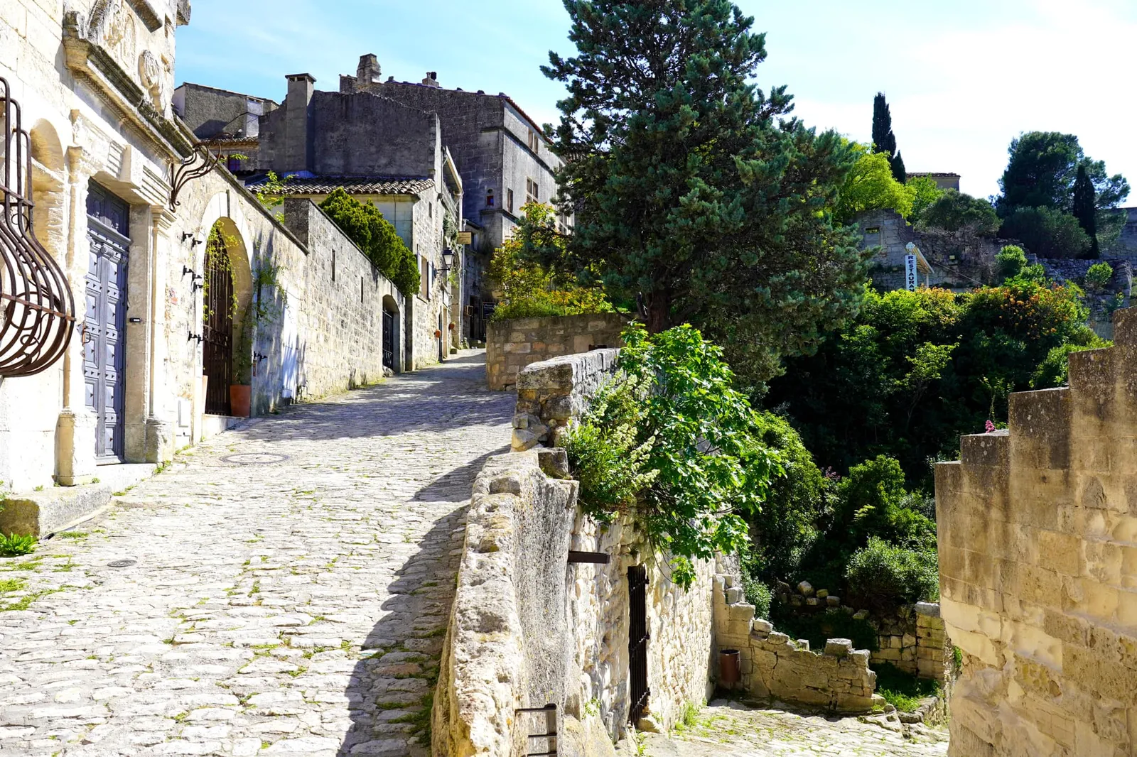 Les Baux-de-Provence เป็นหมู่บ้านเก่าแก่ที่ตั้งอยู่กลางหุบเขาลึกเข้าไปในพื้นที่แถบ Bouches-du-Rhône โดดเด่นด้วยอาคารโบราณสมัย Renaissance