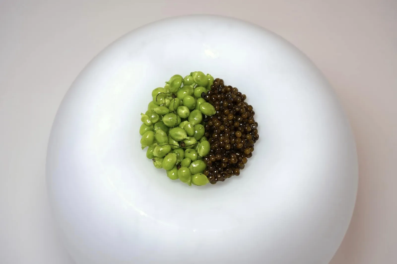 The Battle of the Titans, “Tradition” garden peas, Schrenki caviar (20 g), thick blinis เชฟเลือกใช้ถั่วออร์แกนิคปลูกเองจากสวนของทางร้านเสิร์ฟมาคู่กับ Mashed Peas เนื้อเนียนละเอียดและ Mint Olive Oil ข้างกันคือ Schrenki Caviar ปริมาณ 20 กรัม ชิ้นถั่วเคี้ยวง่าย รสชาติหวานละมุนจากธรรมชาติตัดกันกับความเค็มกลมกล่อมของคาเวียร์ได้อย่างลงตัว องค์ประกอบของ Mashed Pea ทำหน้าที่เชื่อมเนื้อสัมผัสทั้งสององค์ประกอบเข้าด้วยกัน (18/20)