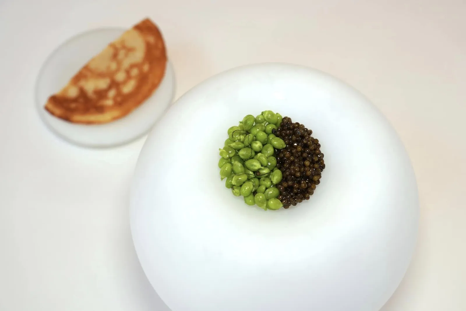 The Battle of the Titans, “Tradition” garden peas, Schrenki caviar (20 g), thick blinis จานนี้เชฟให้ชื่อว่า Le combat des Titans โดยนำเสนอวัตถุดิบสองอย่างที่มีเนื้อสัมผัสและรสชาติแตกต่างกันนั่นก็คือคือถั่วและคาเวียร์นั่นเอง (18/20)