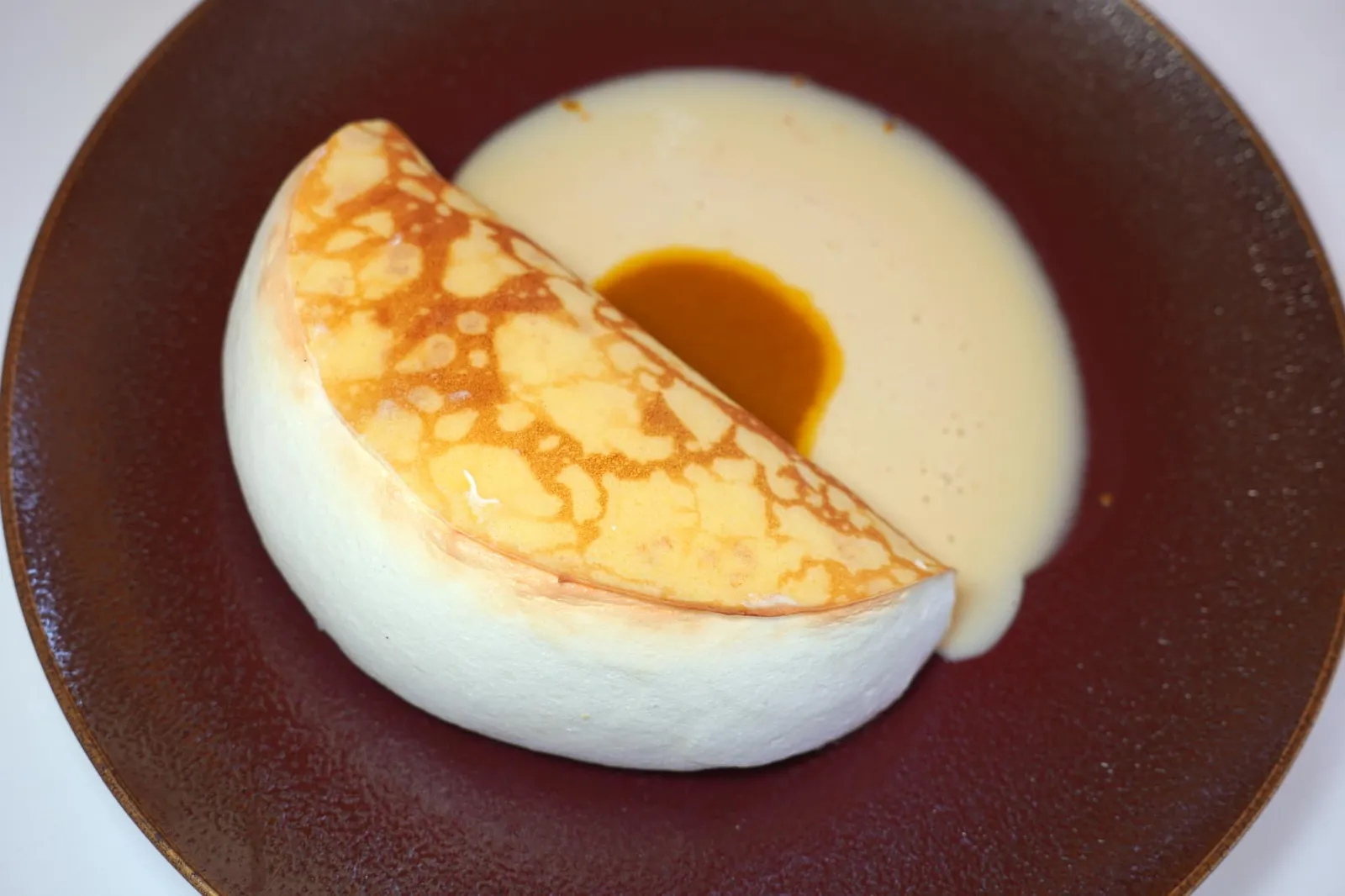 Crêpe soufflé, “History” with the finest Grand Marnier, “In memory of Monsieur Thuilier” ข้างกันคือ Crème Anglaise หรือคัสตาร์ดที่มีความหอมของวานิลลาและรสชาติหวานอันกลมกล่อม (20/20)