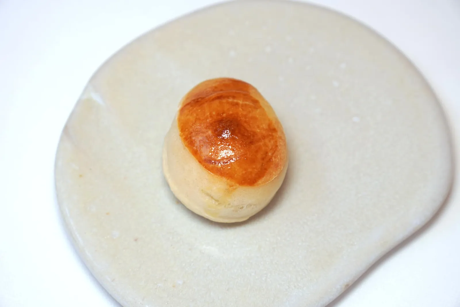 Snails from St Remy de Provence, “Comforting” garlic, mushroom juice คอร์สหอยทากจับคู่กับขนมปัง Milk Bread เนื้อนุ่มหอม (19/20)