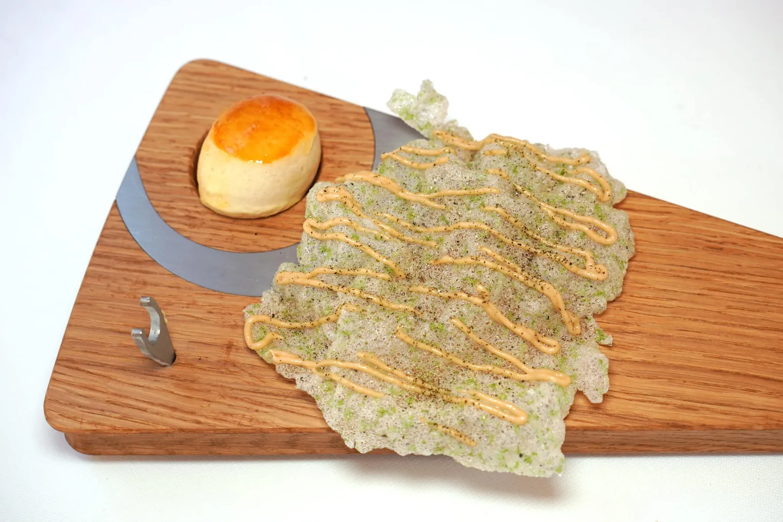 Warmed razor clam, basil, crispy bread like a dried seaweed, pine nuts หลังจากเพลิดเพลินกับความอร่อยของเนื้อหอยแล้วลูกค้ายังสามารถใช้ขนมปังสองชนิดคือ Tapioca Chip กรอบ ๆ ครีมสีส้มด้านบนคือ Pine Nuts Cream และ Milk Bread ในการปาดซอสรสเลิศได้อีกด้วย (20/20)
