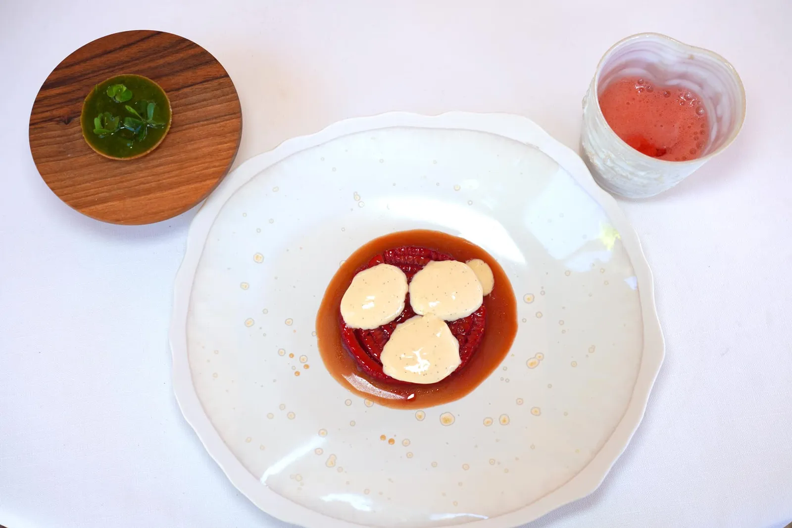 Sun-sweetened strawberry skin, “Sweet” some herbs สุดท้ายคือของหวานที่นำเสนอวัตถุดิบหลักคือสตรอว์เบอร์รี่จับคู่กับสมุนไพรอโรมาติคหลายชนิด (20/20)