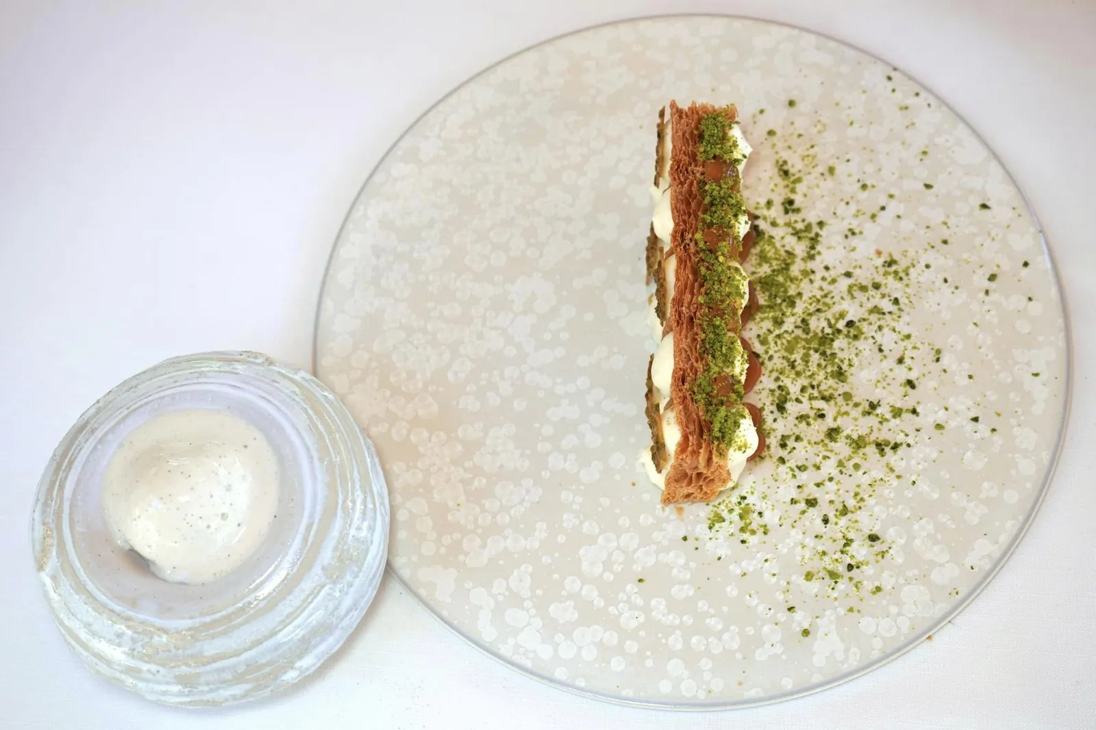 Millefeuille Baumaniere's tradition, “Modernity” light cream with Madagascar vanilla, pistachio florentine and vanilla ice cream ขนมหวานที่นี่จัดเตรียมโดย Chef Pâtissier มากฝีมือ Brandon Dehan เริ่มต้นจานแรกด้วยเมนูคลาสสิคอย่าง Millefeuille Tradition Baumanière ที่กลายมาเป็นหนึ่งในตำนานขอฝวงการอาหารฝรั่งเศส (19/20)