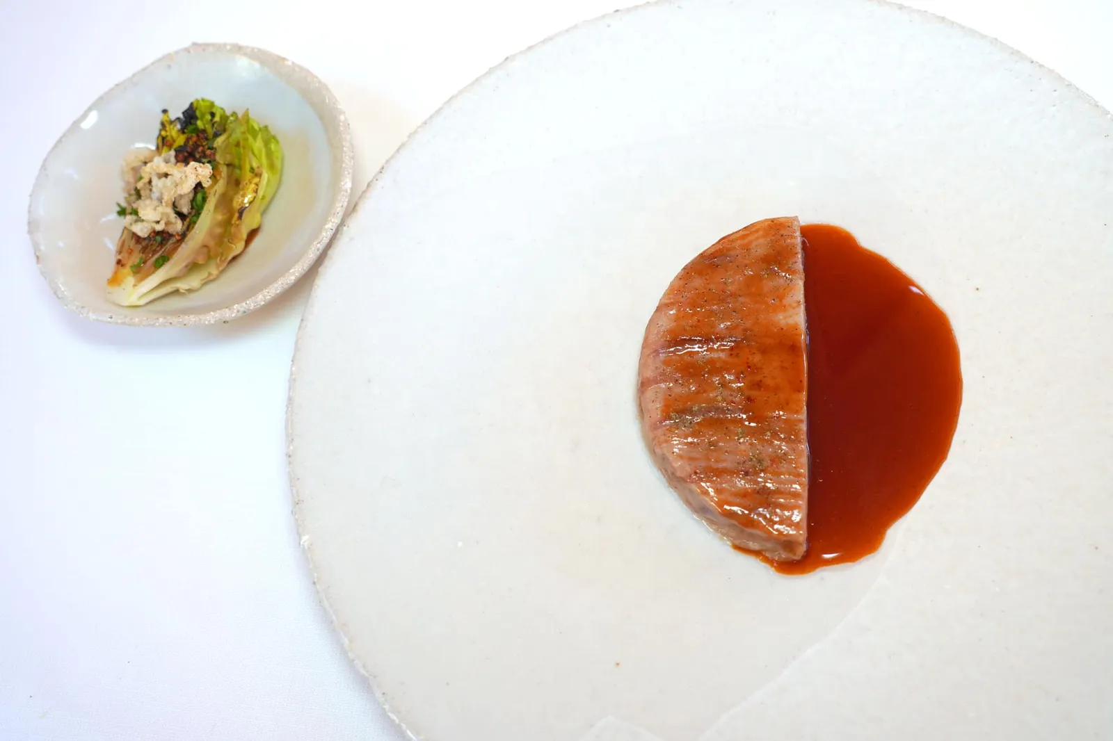 Leaf after leaf of pig, “Regressive” lettuce for refreshment อาหารคาวจานสุดท้ายนี้เชฟนำเสนอวัตถุดิบหลักคือเนื้อลูกหมูจับคู่มากับสลัดเพื่อช่วยเรียกความสดชื่น (17/20)