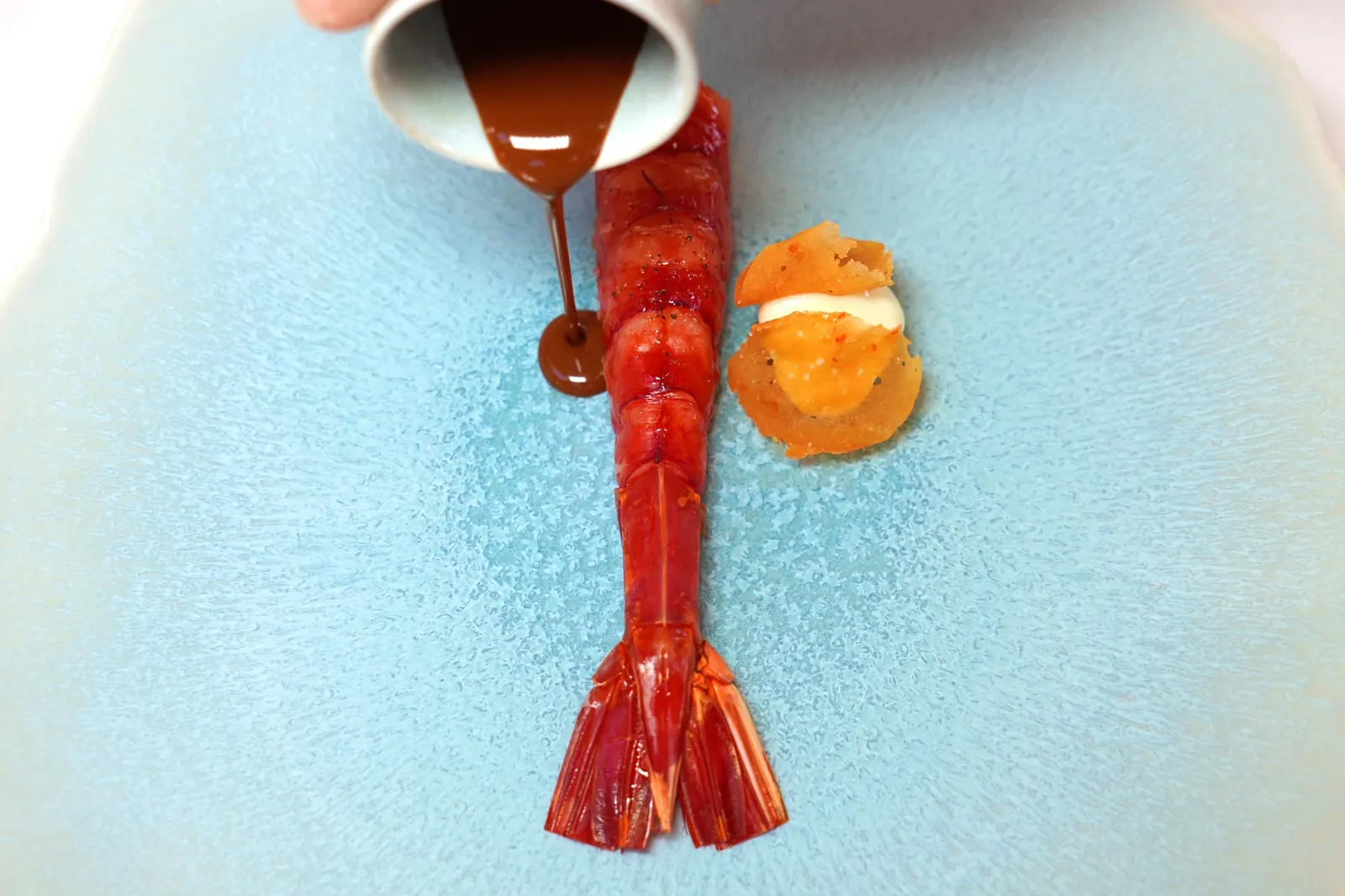 Grilled carabineros “Simplicity”, fennel pulp ที่โต๊ะพนักจะเทราดซอสลงไป (20/20)