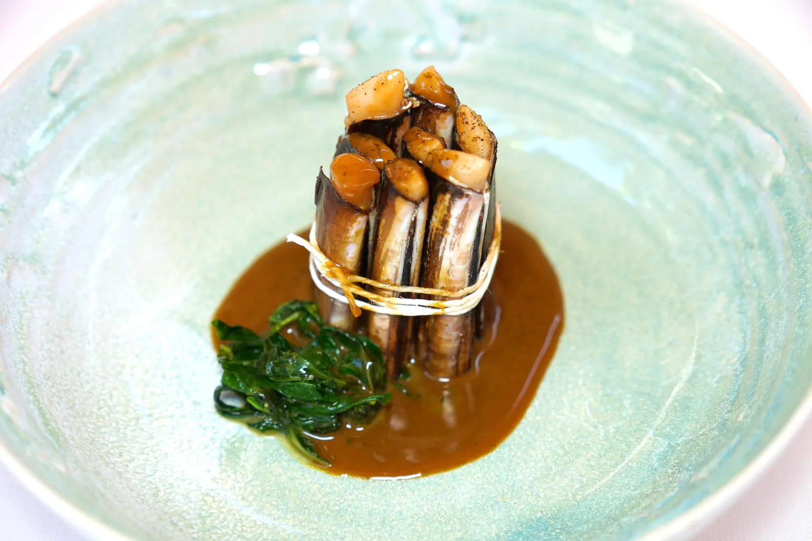 Warmed razor clam, basil, crispy bread like a dried seaweed, pine nuts คอร์สที่มีหน้าตาดูธรรมดาแต่กลับกลายมาเป็นจานที่สร้างความประทับใจให้กับเราได้อย่างไม่น่าเชื่อคือ Razor Clam Cooked in the Water หรือหอยหลอดที่เตรียมเนื้อสัมผัสออกมาได้อย่างไร้ที่ติเสิร์ฟมาอุ่น ๆ ขนาบข้างด้วยใบเบซิลนุ่มละมุน ซอสสีข้นด้านล่างเตรียมมาจากใบเบซิลและหอยหลอดเช่นกันให้รสชาติเผ็ดและกลิ่นหอมจนเรียกได้ว่าคล้ายกับผัดฉ่าบ้านเราเลยก็ว่าได้ (20/20)