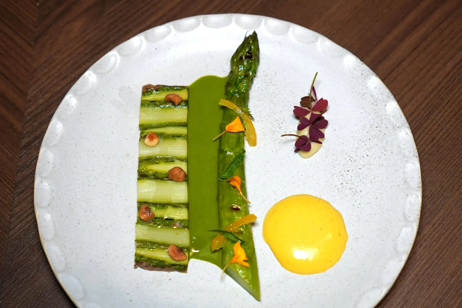 L'asperge French Asparagus | Bergamot | Tagette เชฟแนะนำให้เริ่มต้นที่แผ่น Asparagus Paper บางกรอบให้รสชาติหวานปนเค็มนิด ๆ ต่อด้วย Poached Fresh Asparagus ที่ได้จากการนำหน่อไม้ฝรั่งคัดไซซ์มาอย่างดี Poached จนสุก กรอบนอก แต่ยังคงความฉ่ำและหวานด้านใน ข้างกันคือ Asparagus Tart เรียงกันอย่างสวยงามเพิ่มมิติทางความกรอบด้วยถั่วคั่ว อีกฝั่งหนึ่งคือ Bergamot Sabayon และ Cedar Chutney ช่วยเสริมความเปรี้ยวให้กับจาน (17/20)
