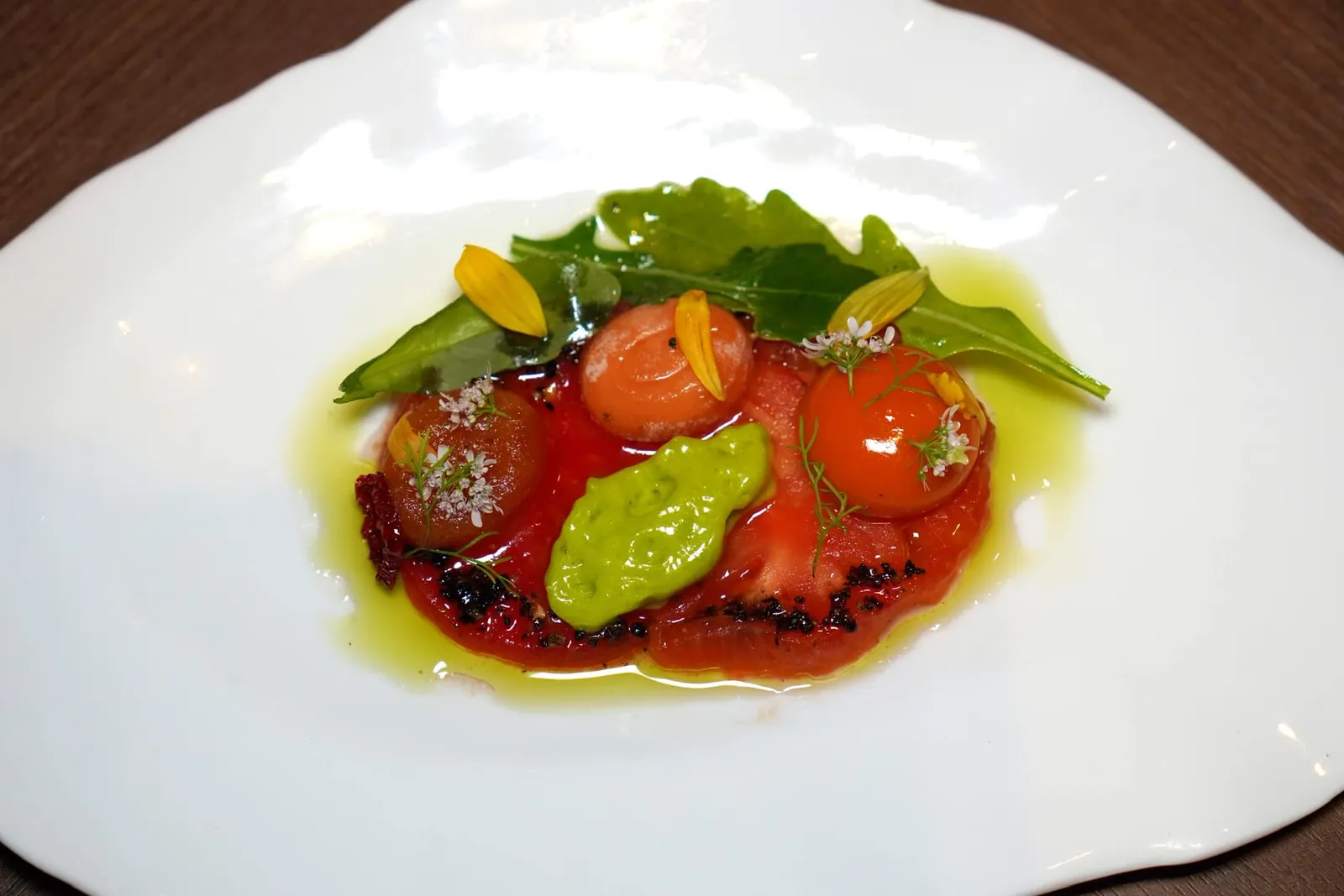 Amuse Bouche Heirloom Tomato | Black Olive | Cosmos ต่อกันด้วยมะเขือเทศ Heorloom สด ๆ ให้รสชาติเปรี้ยวอุมามิจับคู่กับองค์ประกอบอันหลากหลายของมะเขือเทศทั้ง Tomato Purée, Tomato Pearl และ Tomato Chutney ช่วยเสริมมิติทางเนื้อสัมผัสให้ซับซ้อนยิ่งขึ้น (17/20)