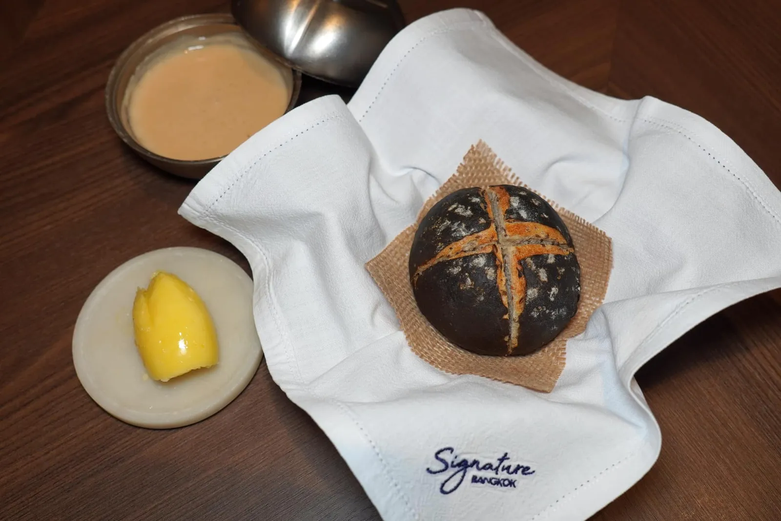 Signature Bread สำหรับขนมปังทางร้านนำเสนอยีสต์ที่เชฟหมักเองตั้งแต่เปิดร้านเตรียมออกมาเป็น Sourdough ที่กรอบนอกนุ่มในจับคู่มากับ Les Beurres Bordier จากแคว้น Brittany