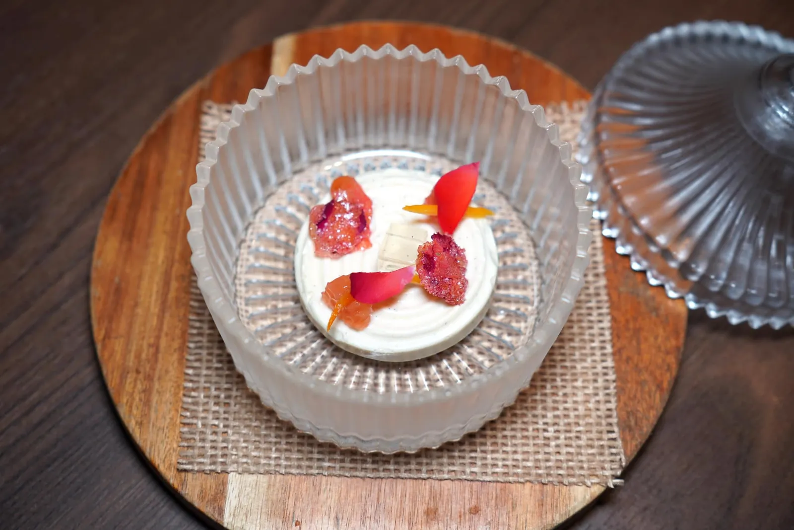 Plaisirs Sucré Pomerol | Rose | Cosmos องร์ประกอบในถ้วยคือ Sponge Cake นเลเยอร์บั้นกลางคือ Vanilla Cream องค์ประกอบด้านบนสุดคือ Rose Jelly และ Crispy Rose หอม ๆ (17/20)