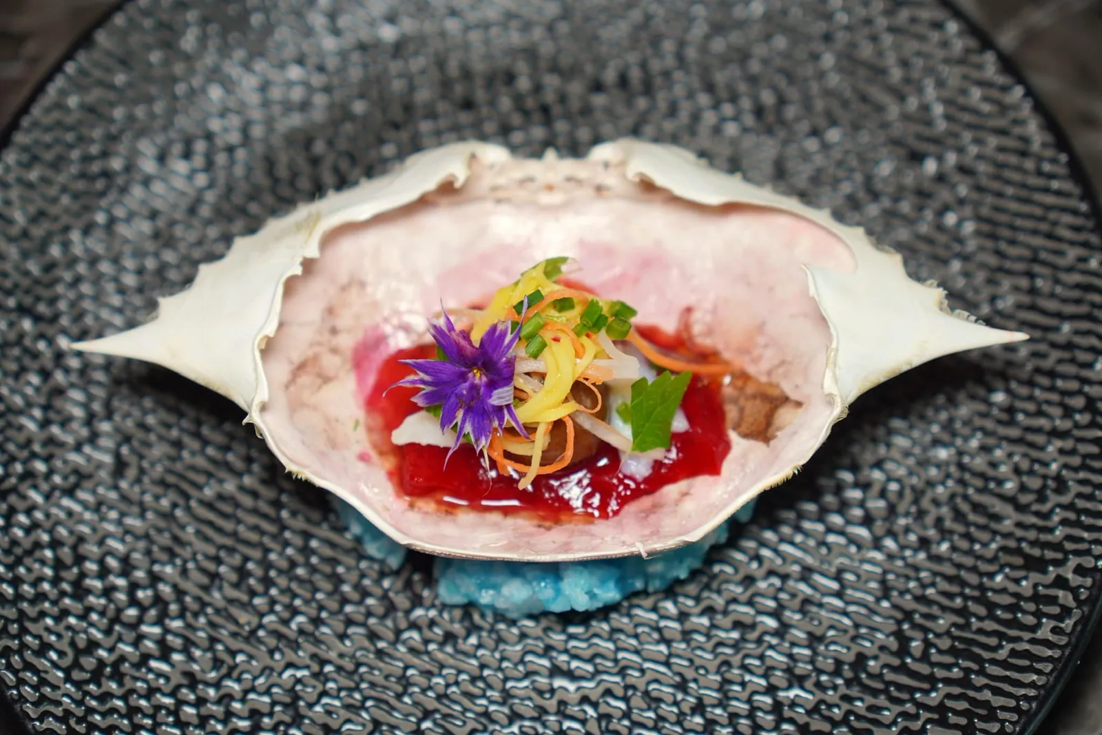 Surprise Canapés Blue Crab Salad ประกอบขึ้นจากเนื้อปูม้าสด ๆ จับคู่มากับเจลลี่ปูม้าตกแต่งด้วยสมุนไพรเอเชียนานาชนิดจัดเสิร์ฟมาในกระดองปูช่วยเรียกความสดชื่นได้ดี (16/20)