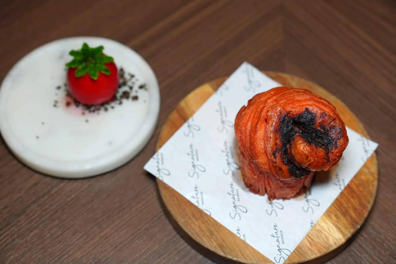 Amuse Bouche Heirloom Tomato | Black Olive | Cosmos คอร์สนี้จบด้วยขนมปังทะเขือเทศจับคู่มากับเนยมะเขือเทศและครัมเบิ้ลมะกอกดำให้รสชาติที่แปลกใหม่ไม่ซ้ำใคร (17/20)