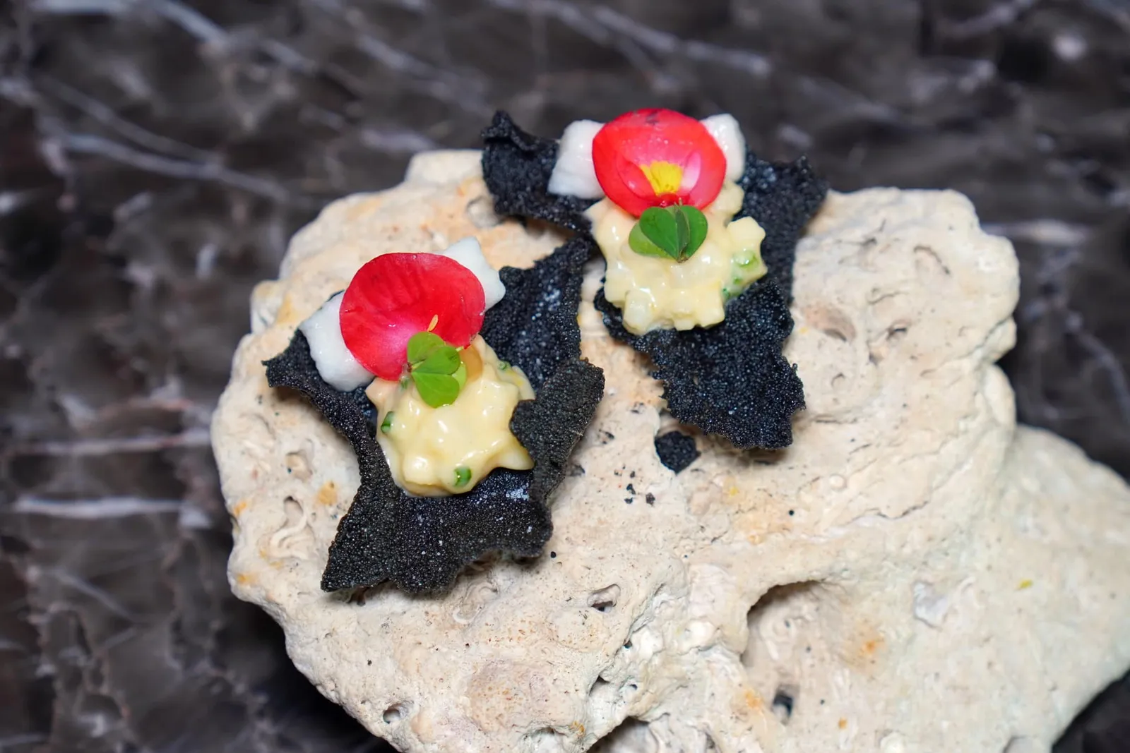 Surprise Canapés Black Ink Crispy Rice หรือข้าวเกรียบดีหมึกกรอบ ๆ ท็อปด้วยปลา Haddock รมควัน เชฟเติมแต่งรสชาติด้วยความเปรี้ยวของโฟมเลมอน และความฉุนของวาซาบิมายองเนส (16/20)