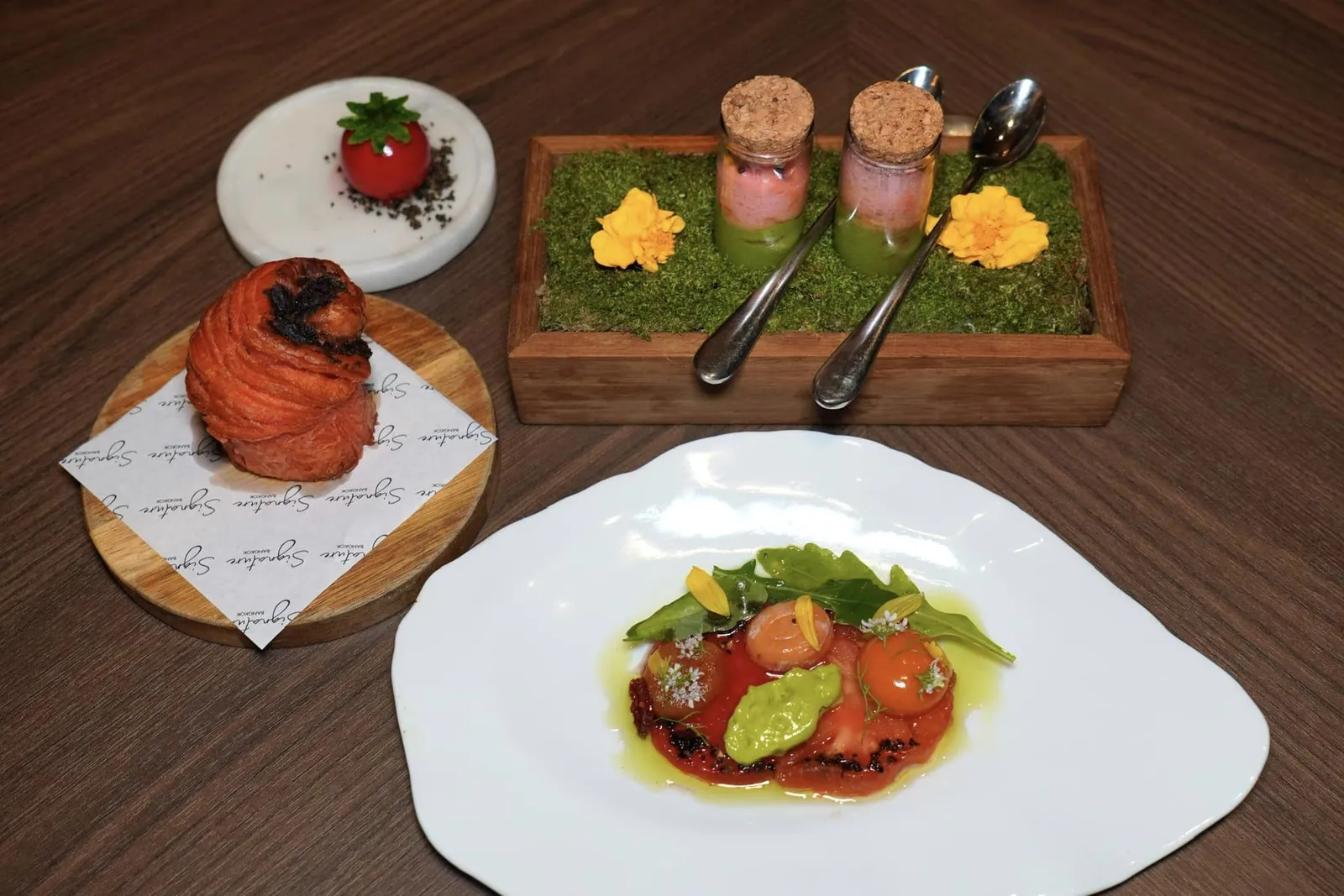 Amuse Bouche Heirloom Tomato | Black Olive | Cosmos หลังจากนั้นพนักงานจะพาเรามานั่งที่โต๊ะแล้วจัดเสิร์ฟ Amuse Bouche ที่เตรียมขึ้นมาจากวัตถุดิบหลักคือมะเขือเทศนั่นเอง องค์ประกอบแรกคือ Gazpacho หรือซุปเย็นที่ประกอบขึ้นจากชั้นล่างสีเขียวเตรียมมาจากผักต่าง ๆ ด้านบนท็อปด้วยโฟมของมะเขือเทศ Heirloom เสริมด้วยอโรมาเฉพาะตัวของมะกอกดำ อย่าลืมตักให้ครบทุกองค์ประกอบในหนึ่งคำเพื่อความสดชื่น (17/20)