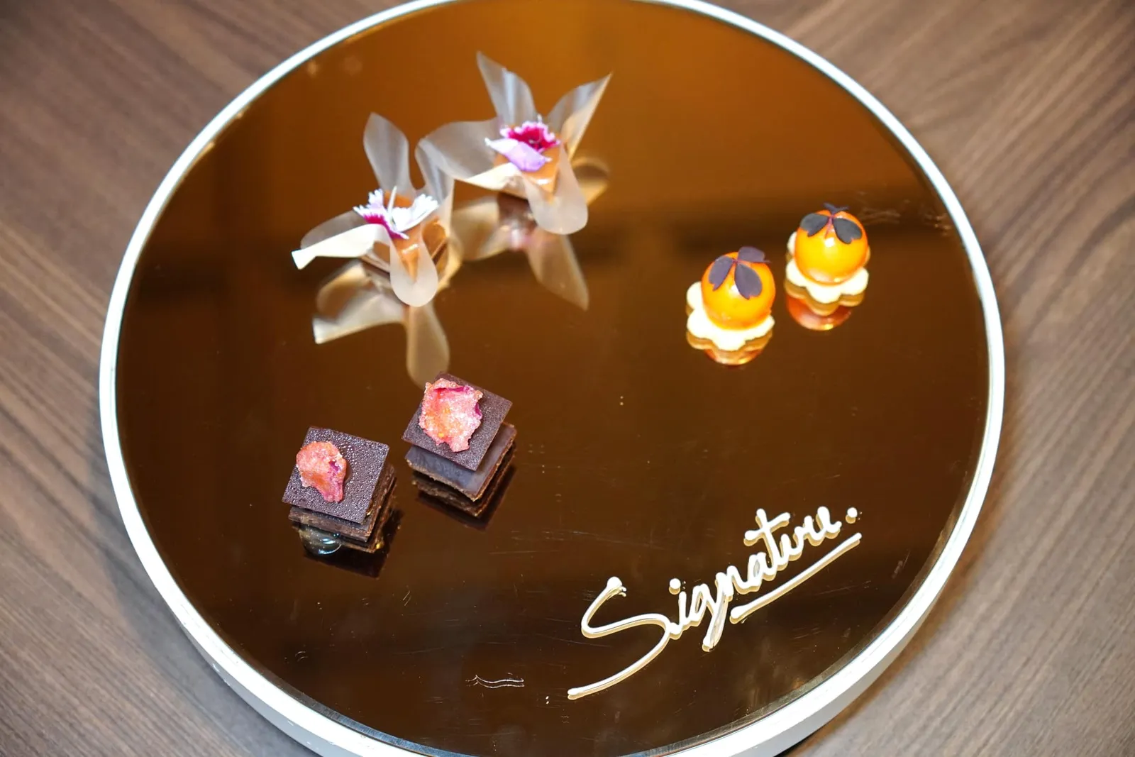 Surprise du Vergers ในเซ็ตประกอบไปด้วย Chocolate Millefeuille, Calamansi and Almond Mousse และ Caramel Toffee