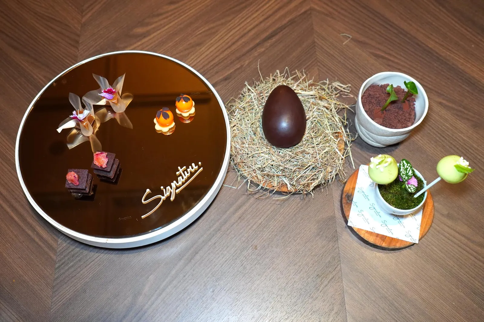 Surprise du Vergers ปิดท้ายด้วยของหวาน Petits Fours เสิร์ฟมาพร้อมกัน