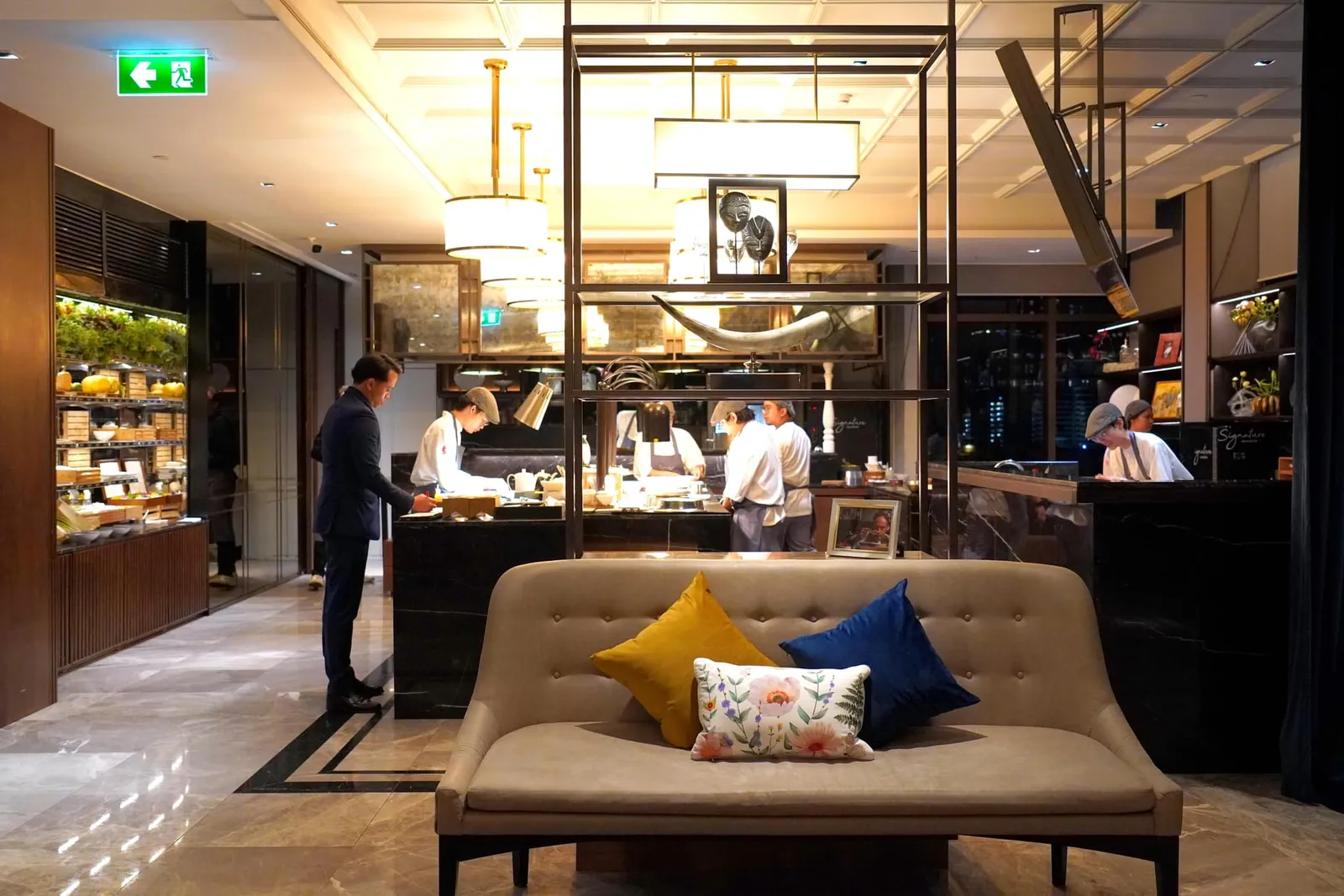ห้องครัวแบบ Open Kitchen แอบซ่อนอยู่หลังฉากราวกับเป็นเวทีการแสดงทางอาหารอันน่าตื่นตาตื่นใจ